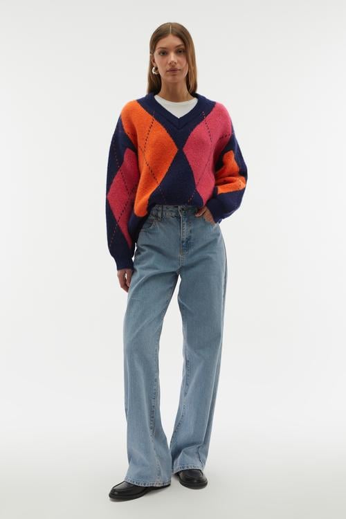  BAKLAVA DESENLİ JAKARLI V YAKA KAZAK