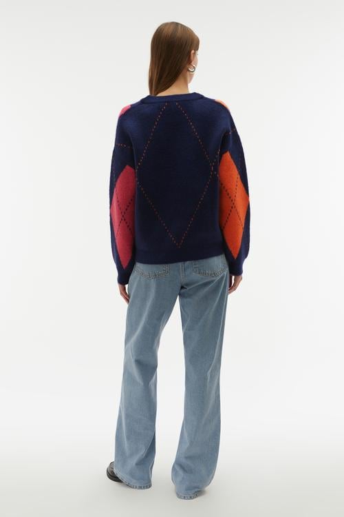  BAKLAVA DESENLİ JAKARLI V YAKA KAZAK