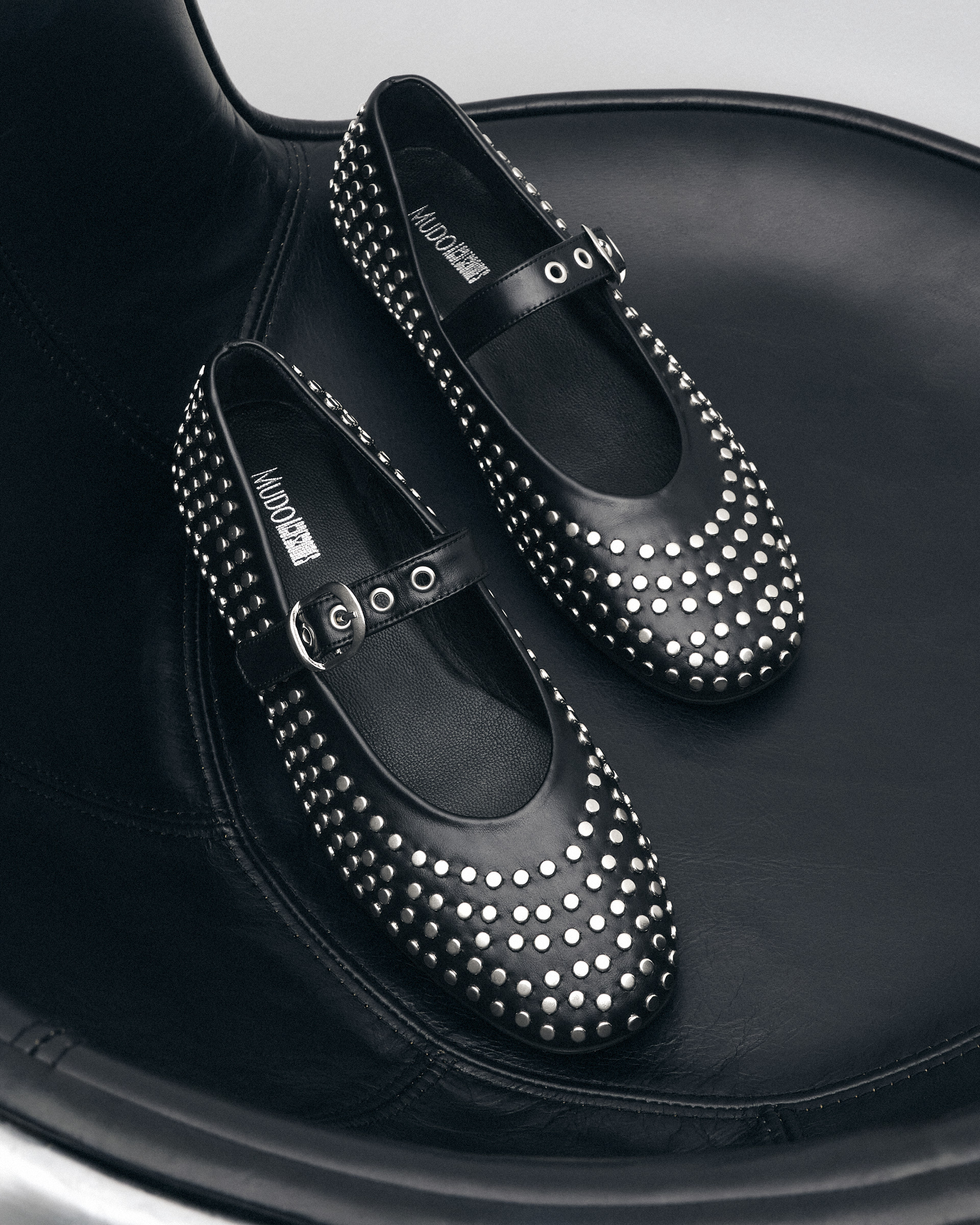 ÜSTÜ TAŞLI TOKALI DERİ BABET