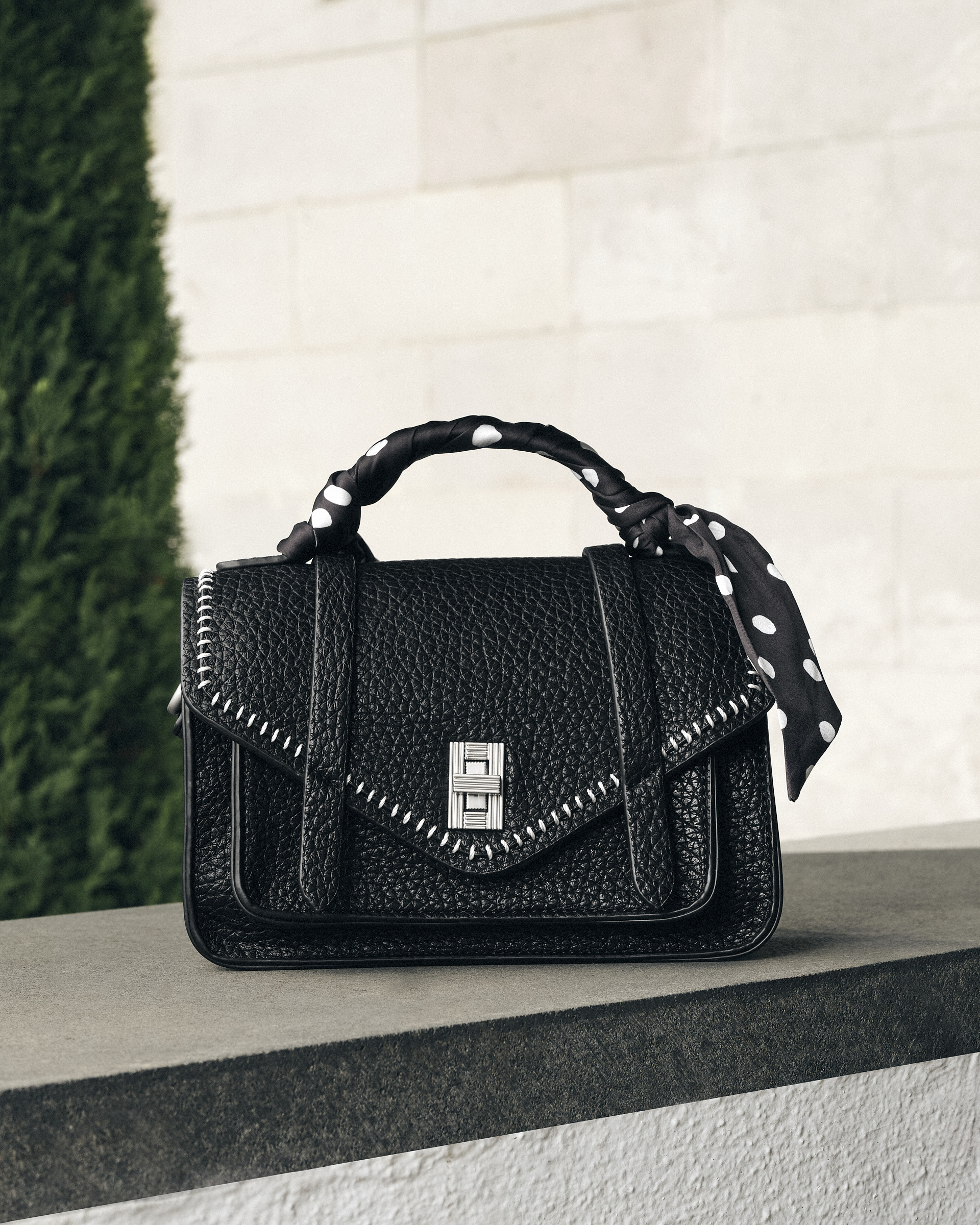 DİKİŞ DETAYLI DERİ GÖRÜNÜMLÜ EL ÇANTASI