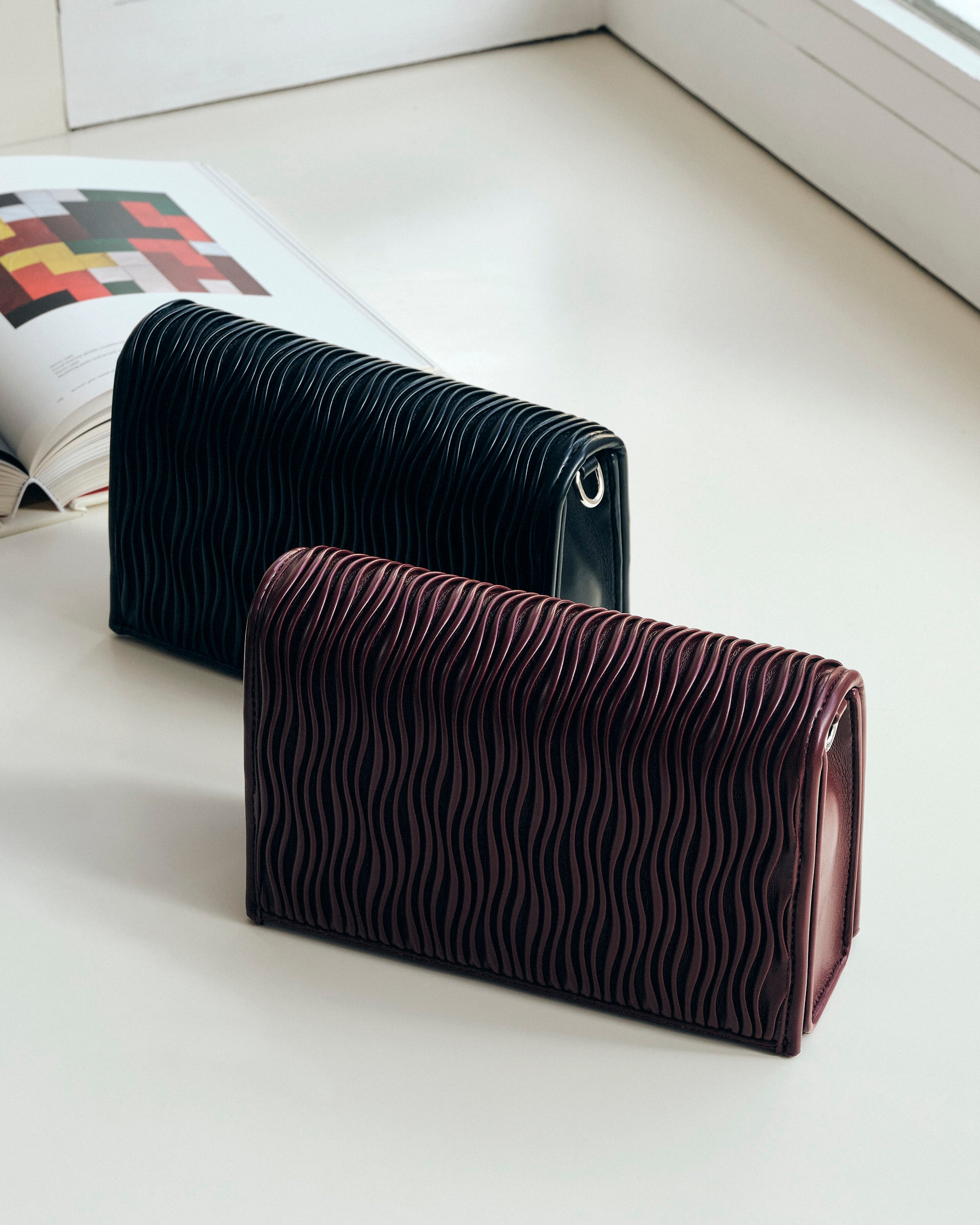 DERİ GÖRÜNÜMLÜ DESENLİ OMUZ ÇANTASI