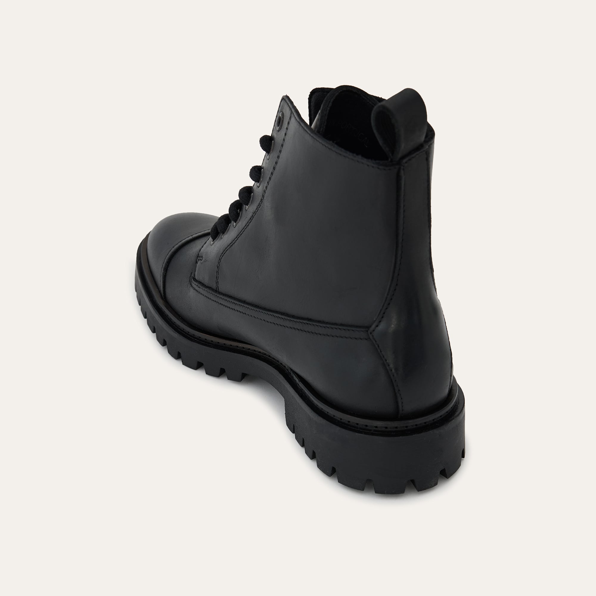 BAĞCIKLI DERİ BİLEKTE BOT