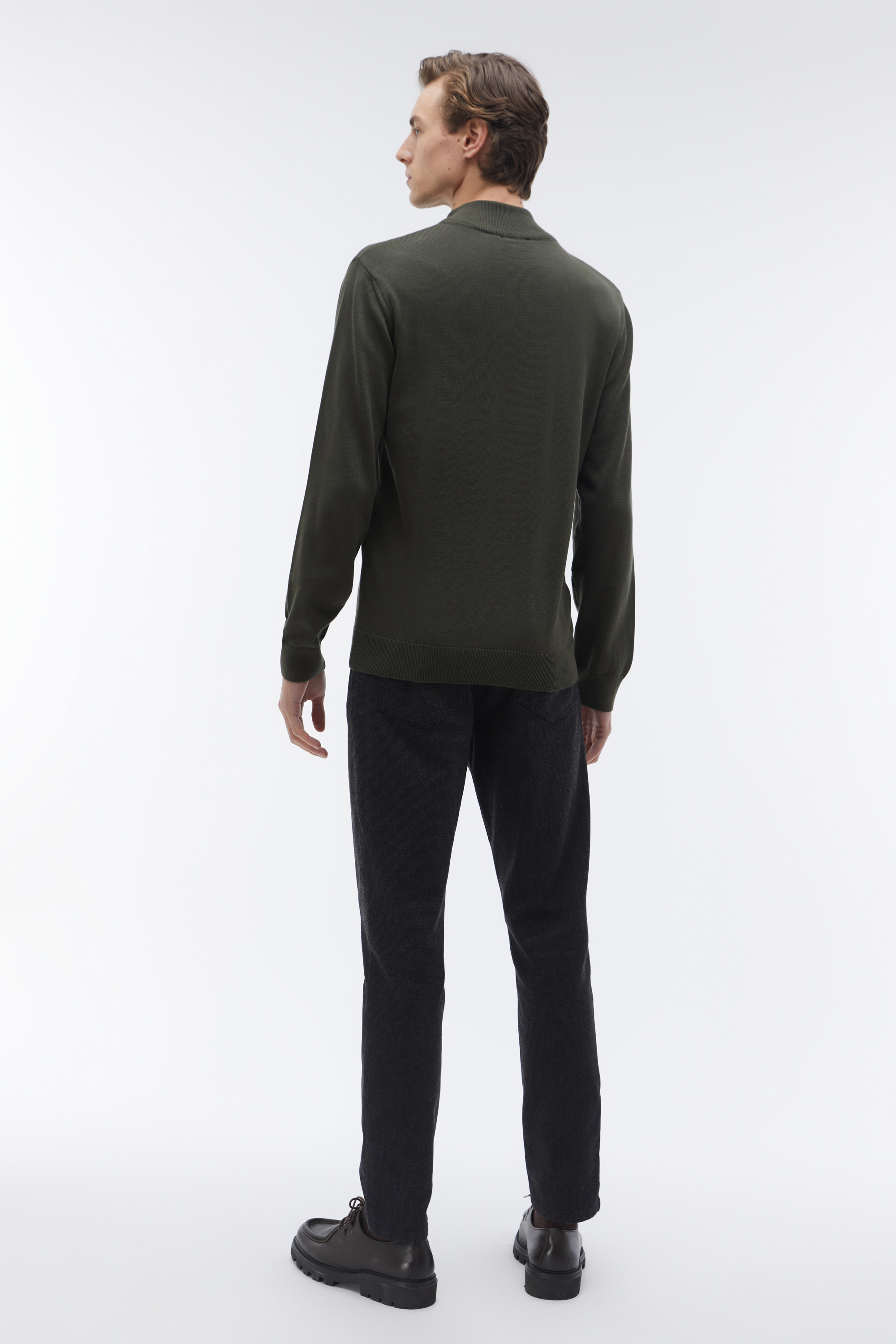 DİK YAKA UZUN KOLLU KAZAK