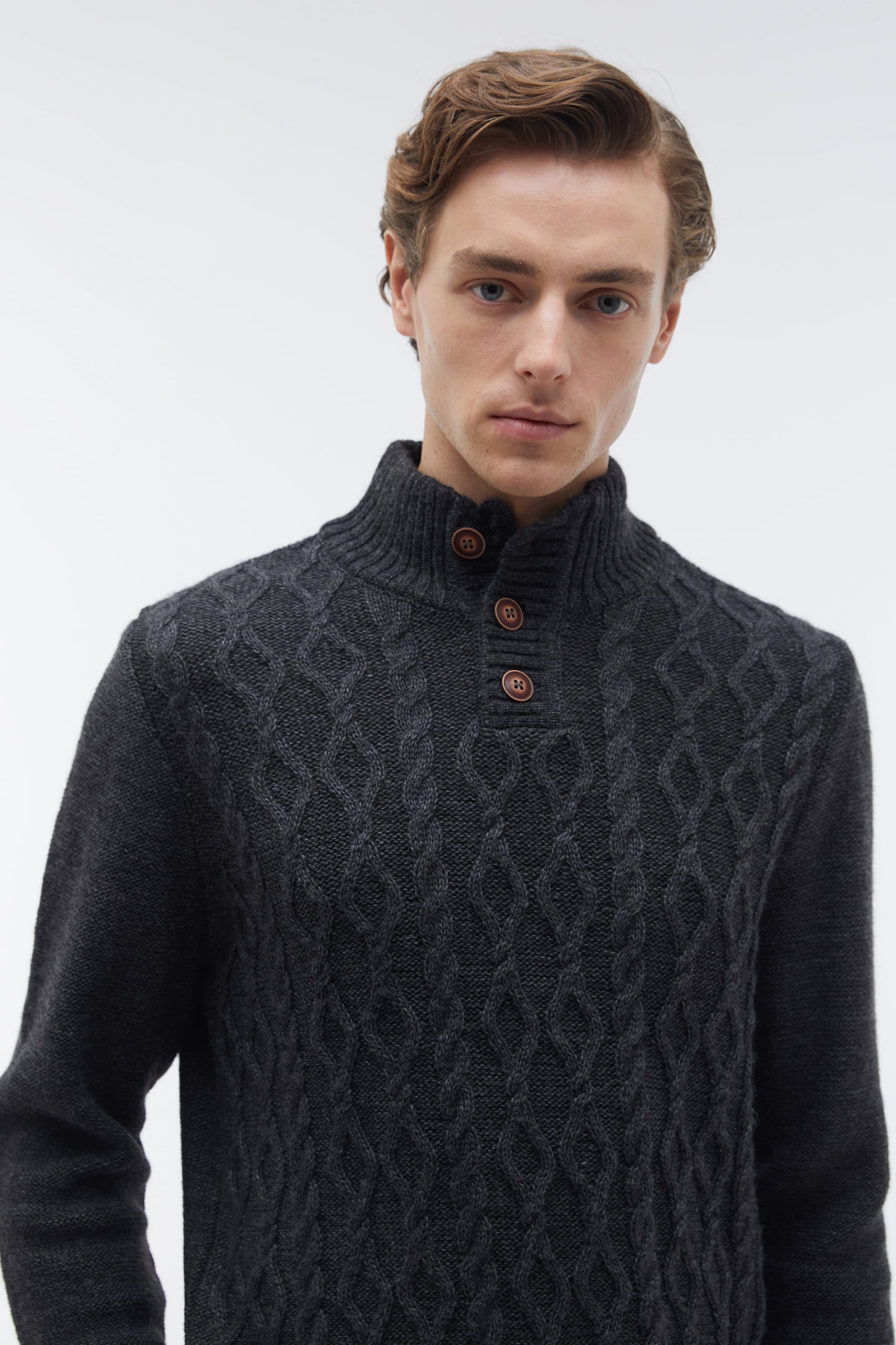 ÖRGÜLÜ DİK YAKA YÜN KARIŞIMLI KAZAK