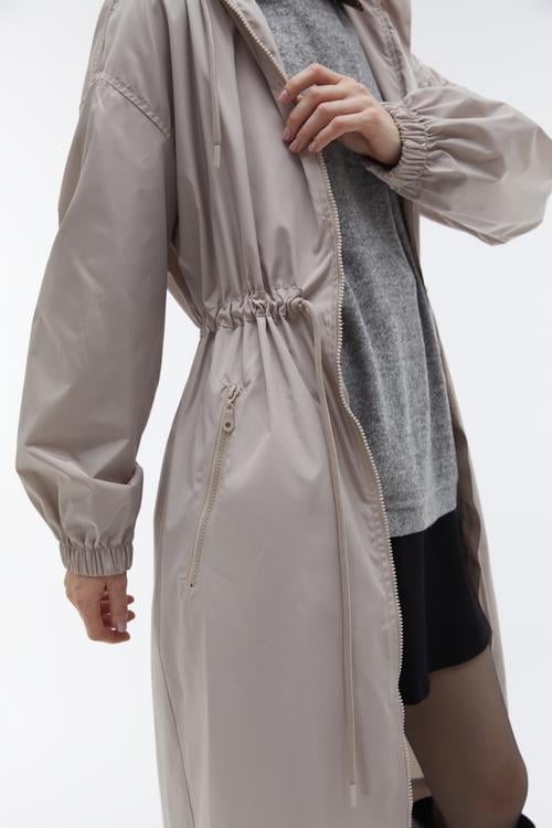  BELİ BAĞLAMALI KAPÜŞONLU UZUN YAĞMURLUK