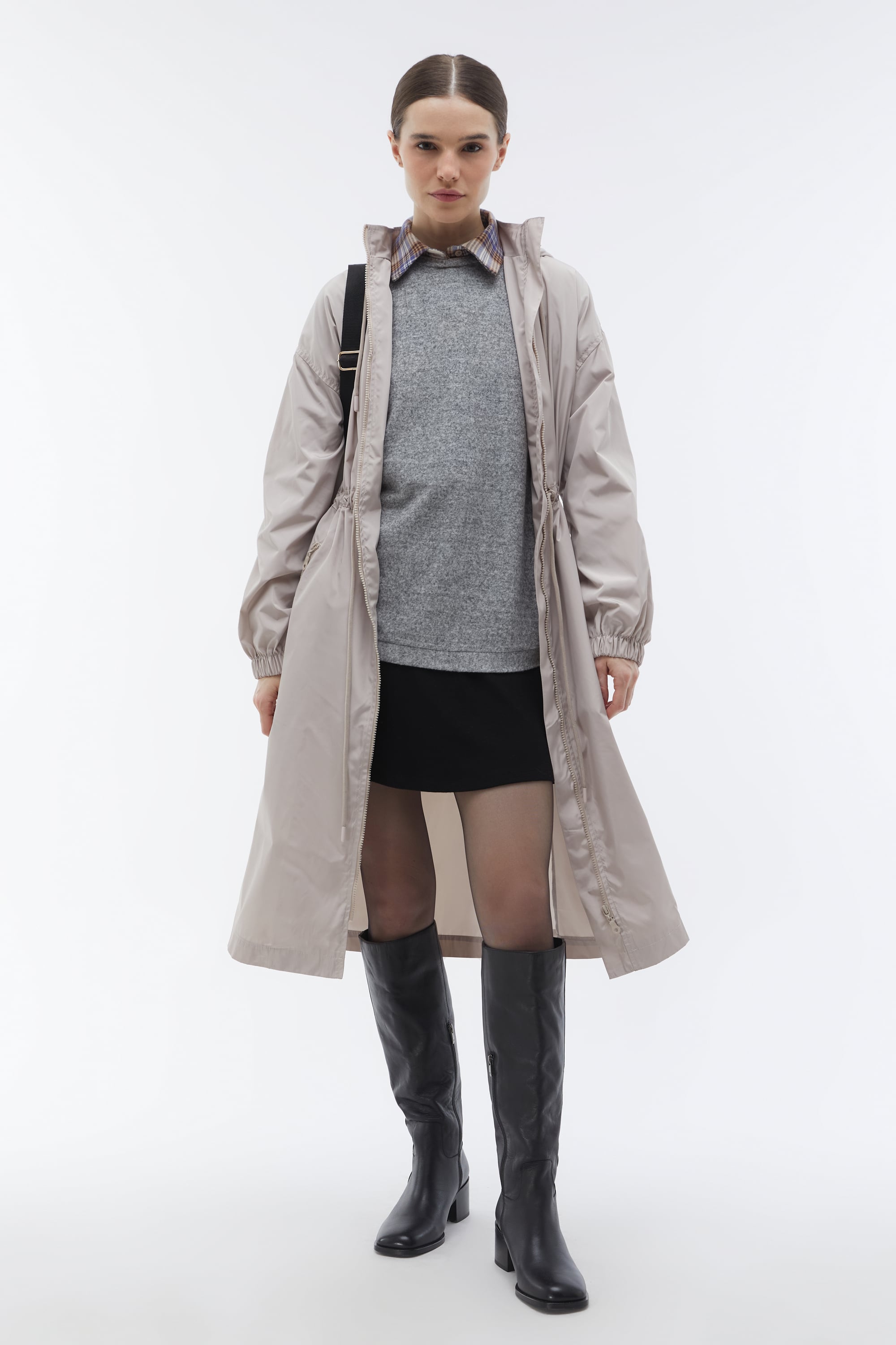 BELİ BAĞLAMALI KAPÜŞONLU UZUN YAĞMURLUK