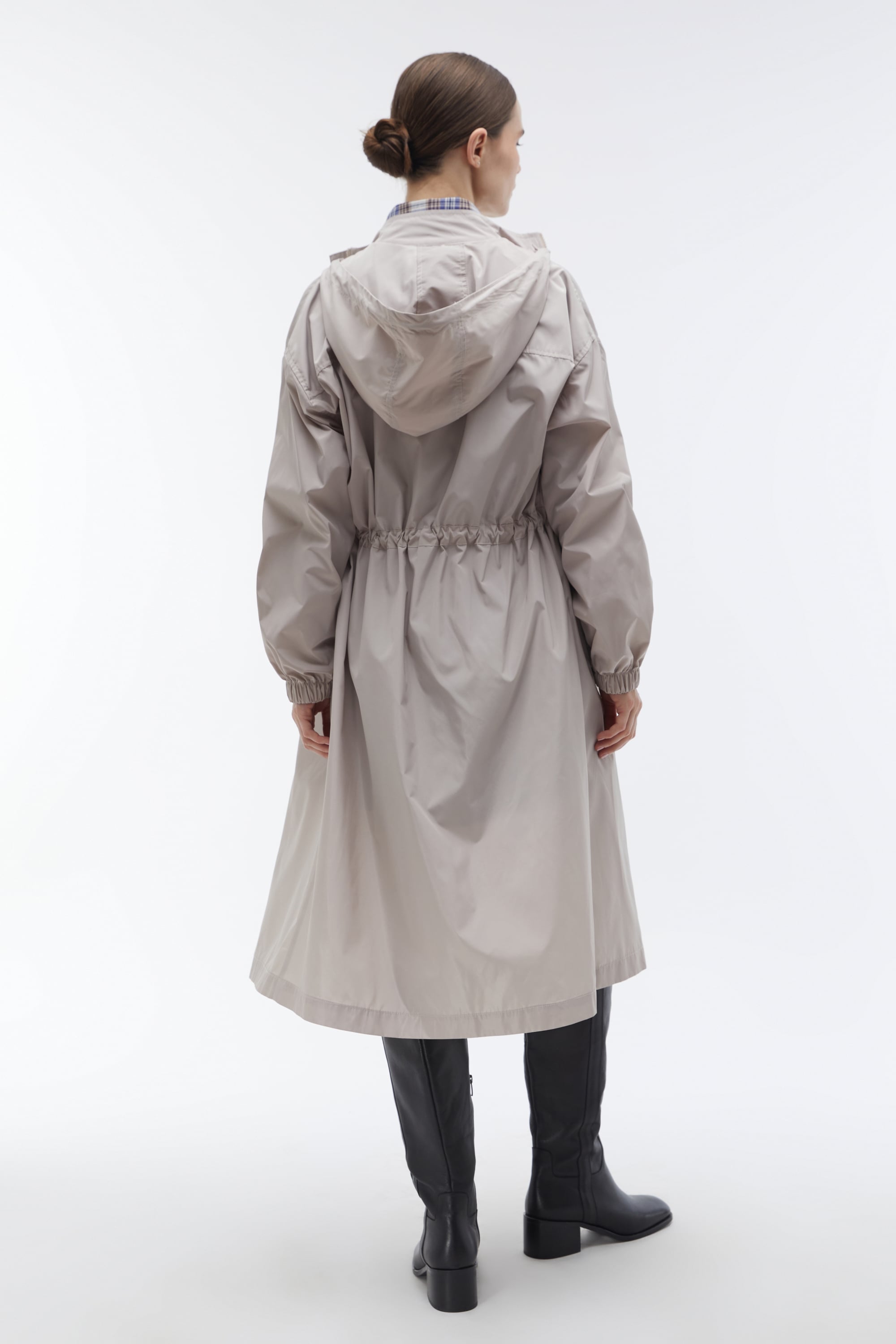 BELİ BAĞLAMALI KAPÜŞONLU UZUN YAĞMURLUK