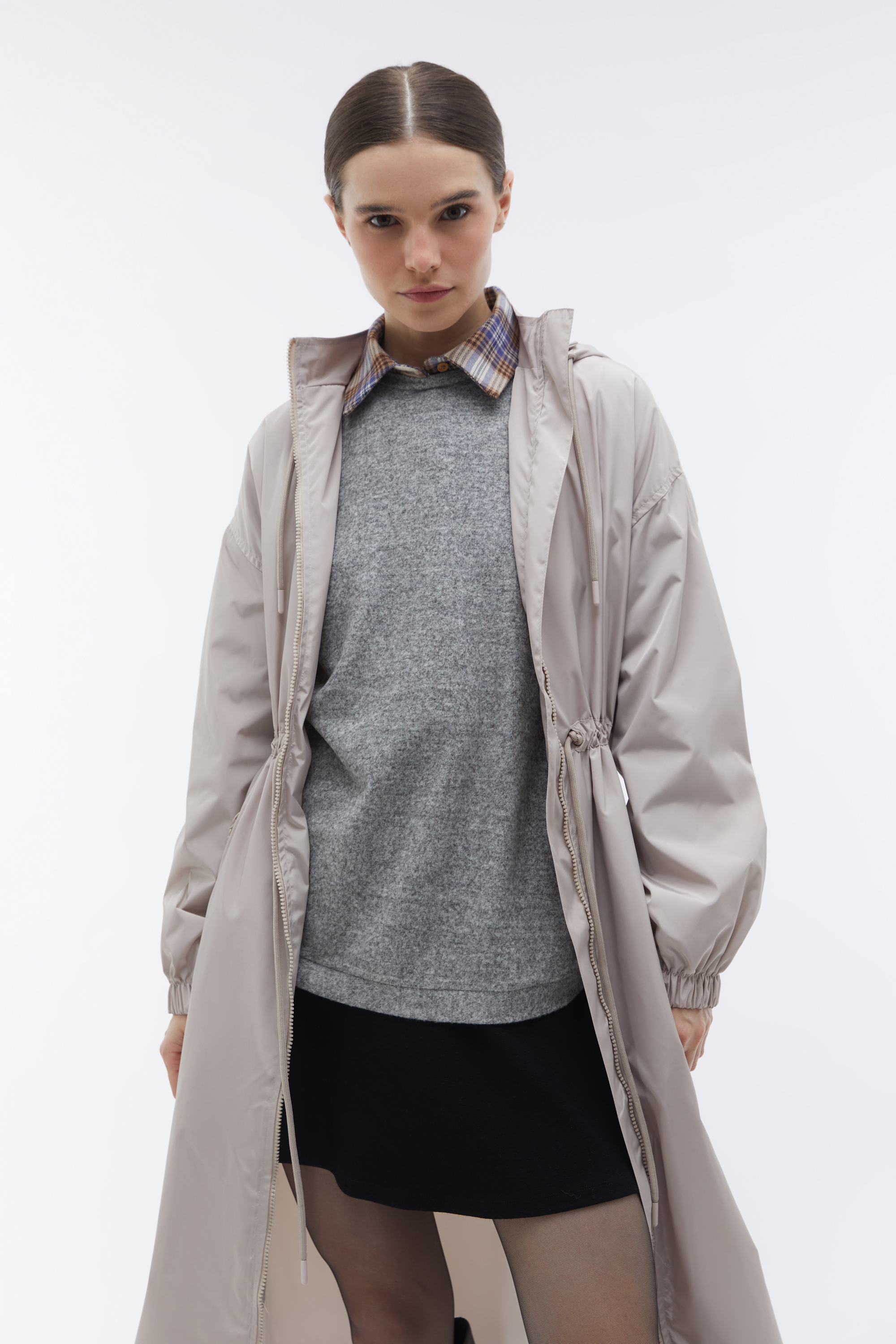 BELİ BAĞLAMALI KAPÜŞONLU UZUN YAĞMURLUK