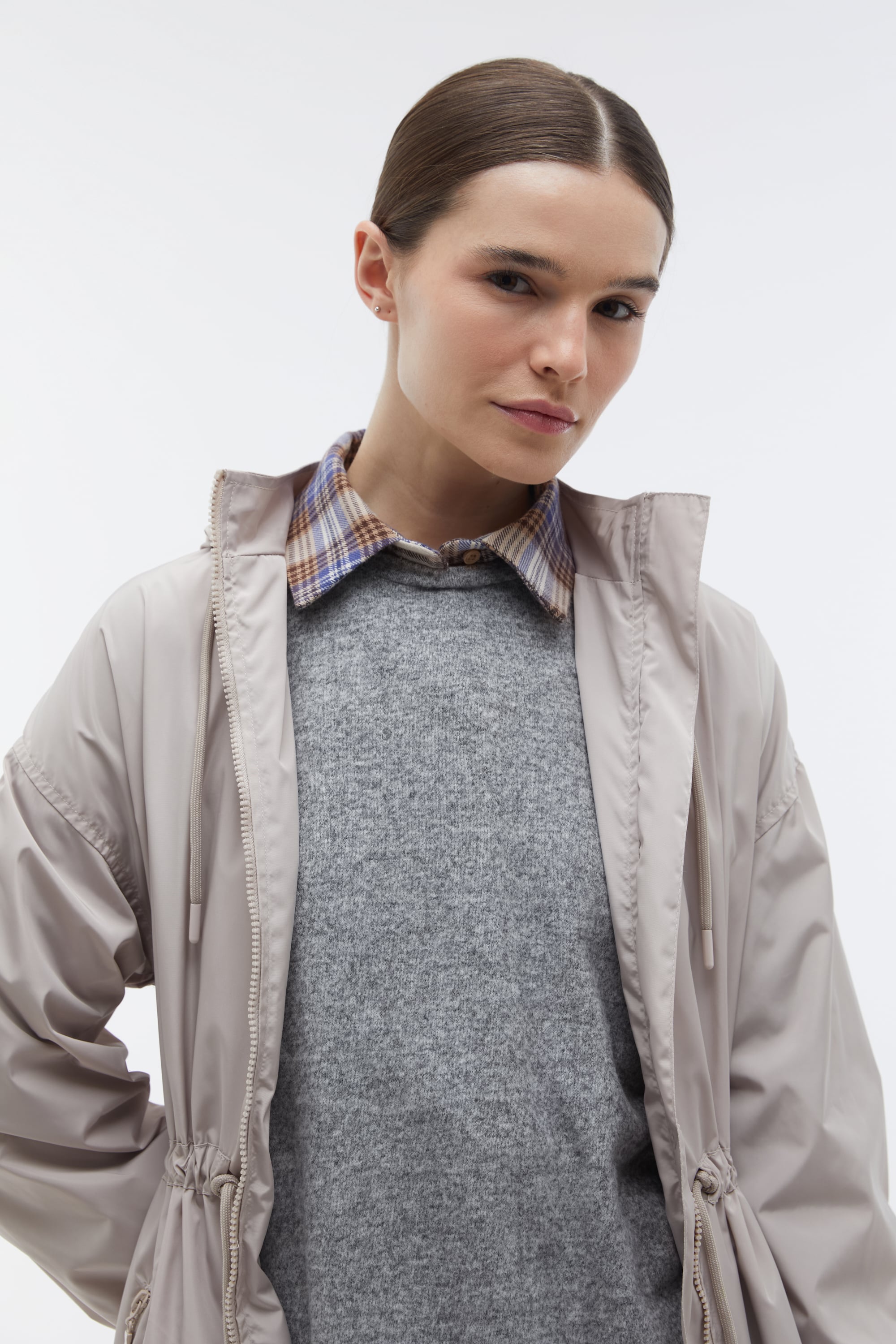 BELİ BAĞLAMALI KAPÜŞONLU UZUN YAĞMURLUK