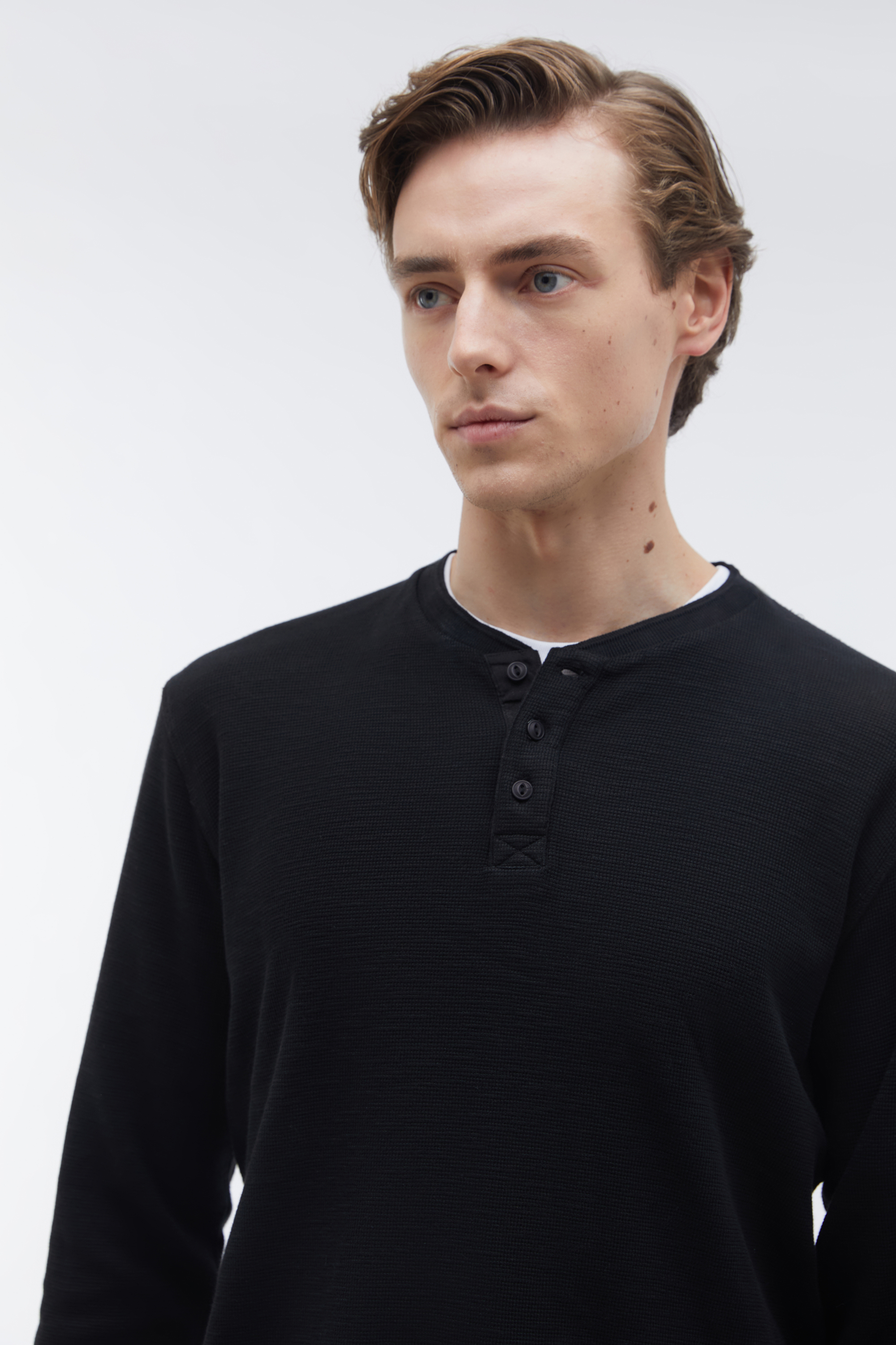 HENLEY YAKA UZUN KOLLU T-SHIRT