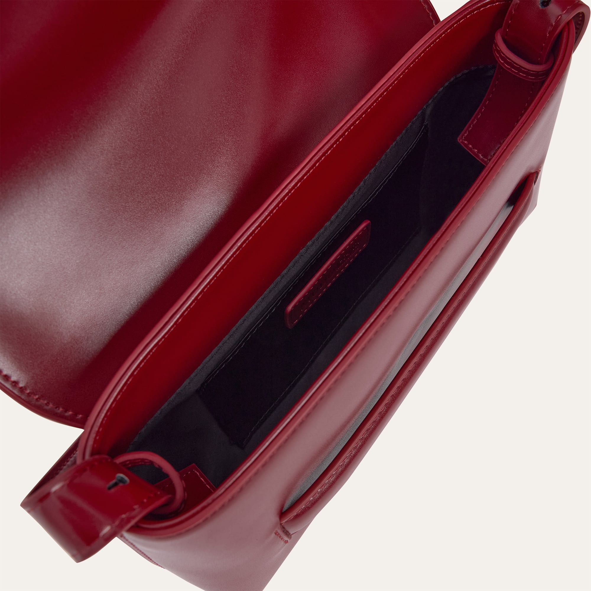 ÖNDEN KAPAMALI OMUZ ÇANTASI