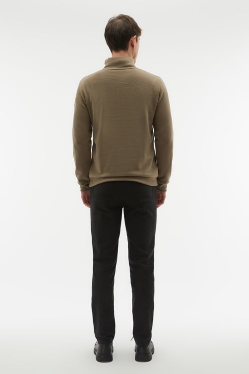 DÜĞMELİ DİK YAKA SWEATSHIRT