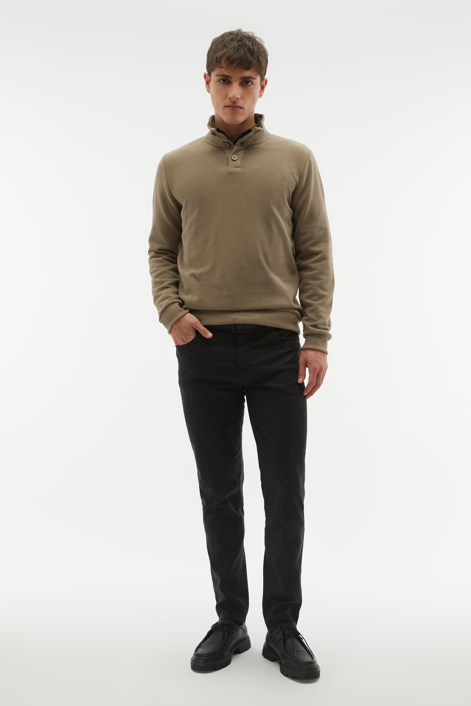 DÜĞMELİ DİK YAKA SWEATSHIRT