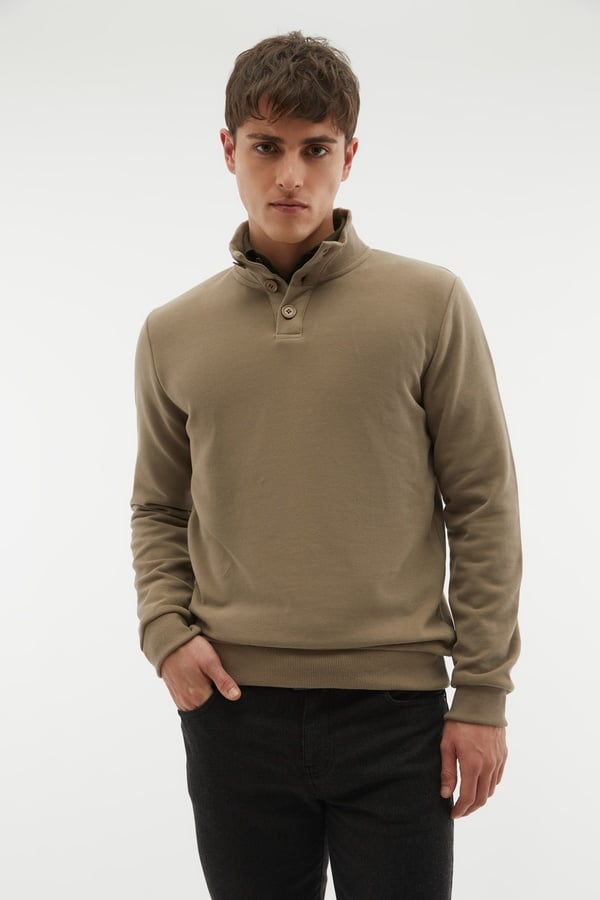 DÜĞMELİ DİK YAKA SWEATSHIRT