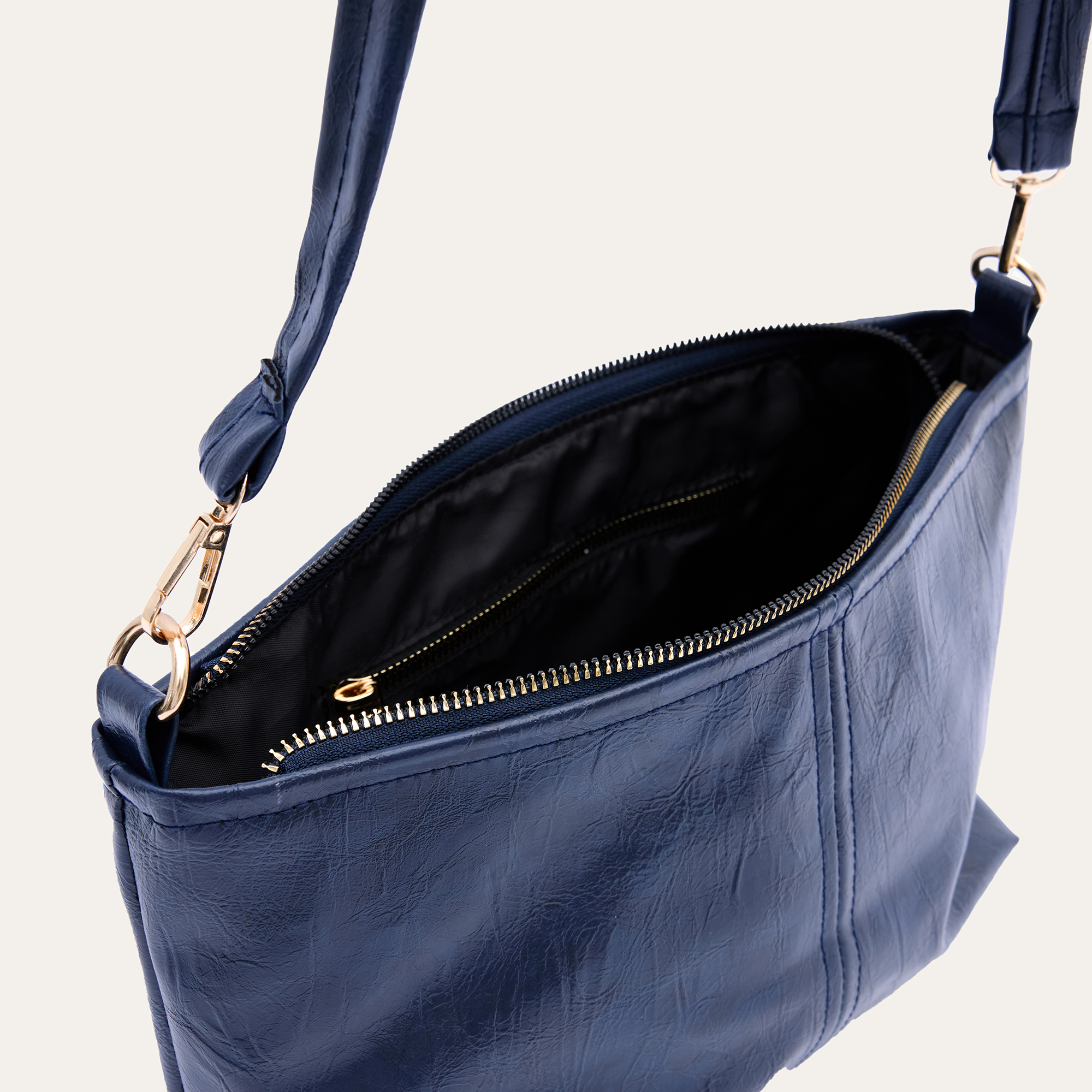 KIRIŞIK DERİ GÖRÜNÜMLÜ OMUZ ÇANTASI