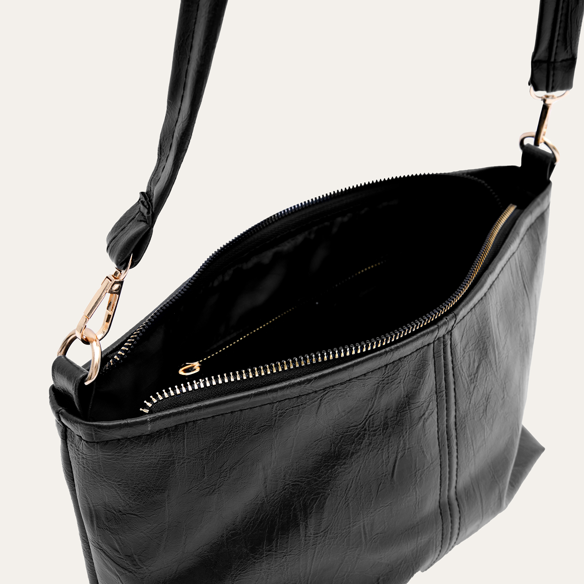 KIRIŞIK DERİ GÖRÜNÜMLÜ OMUZ ÇANTASI