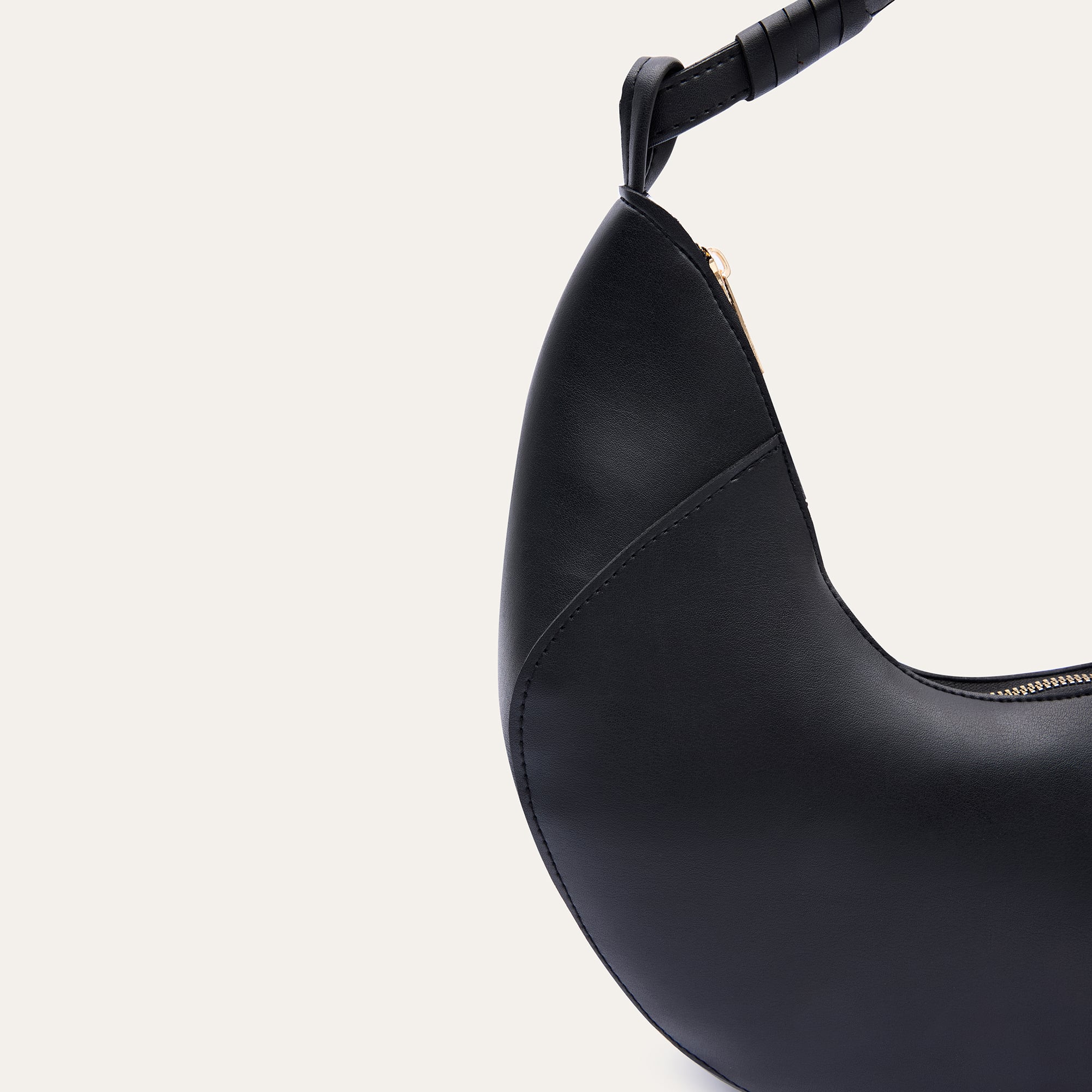 DERİ GÖRÜNÜMLÜ YARIM AY OMUZ ÇANTASI