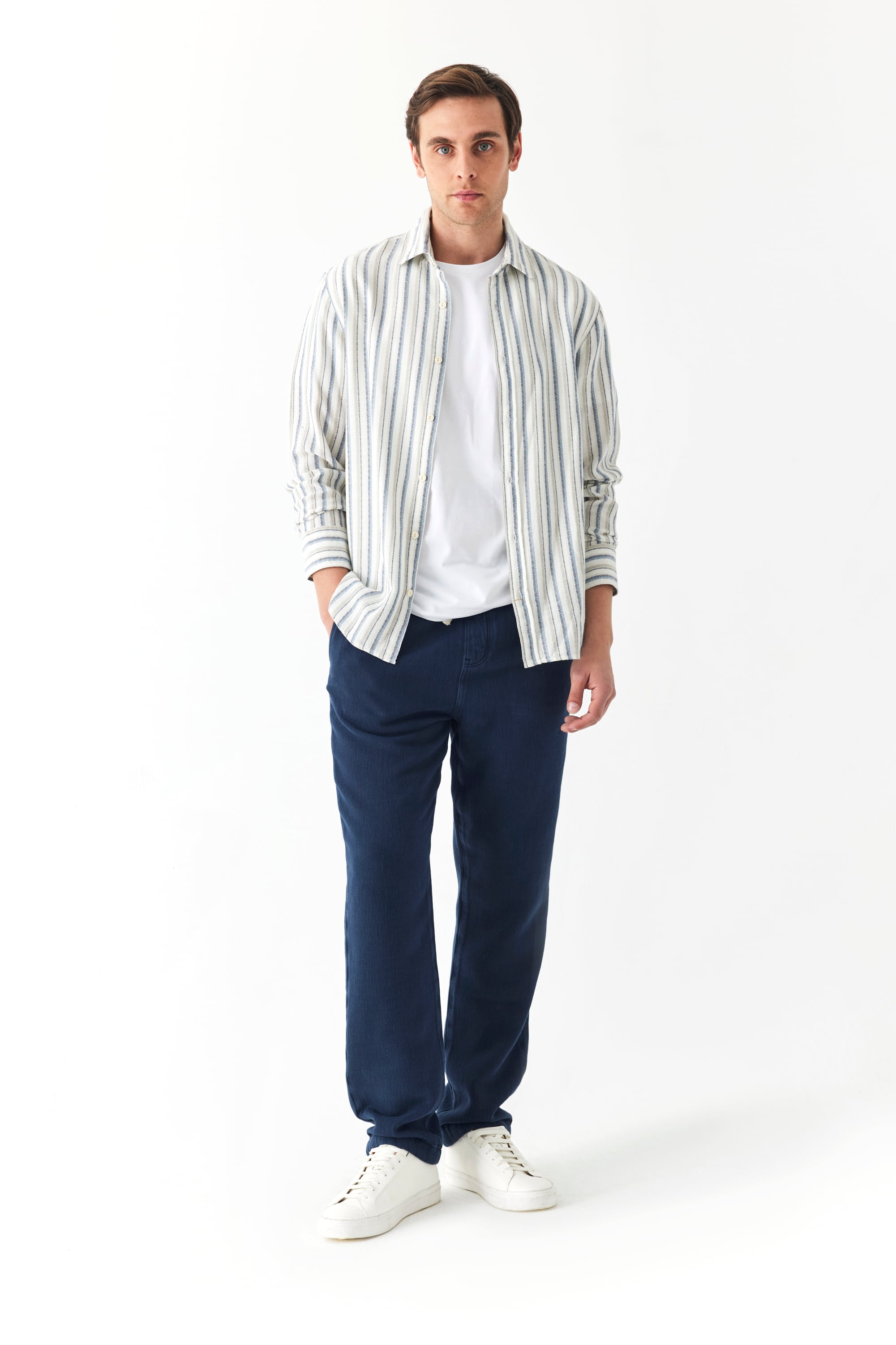 REGULAR FIT DOKULU ÇİZGİLİ GÖMLEK