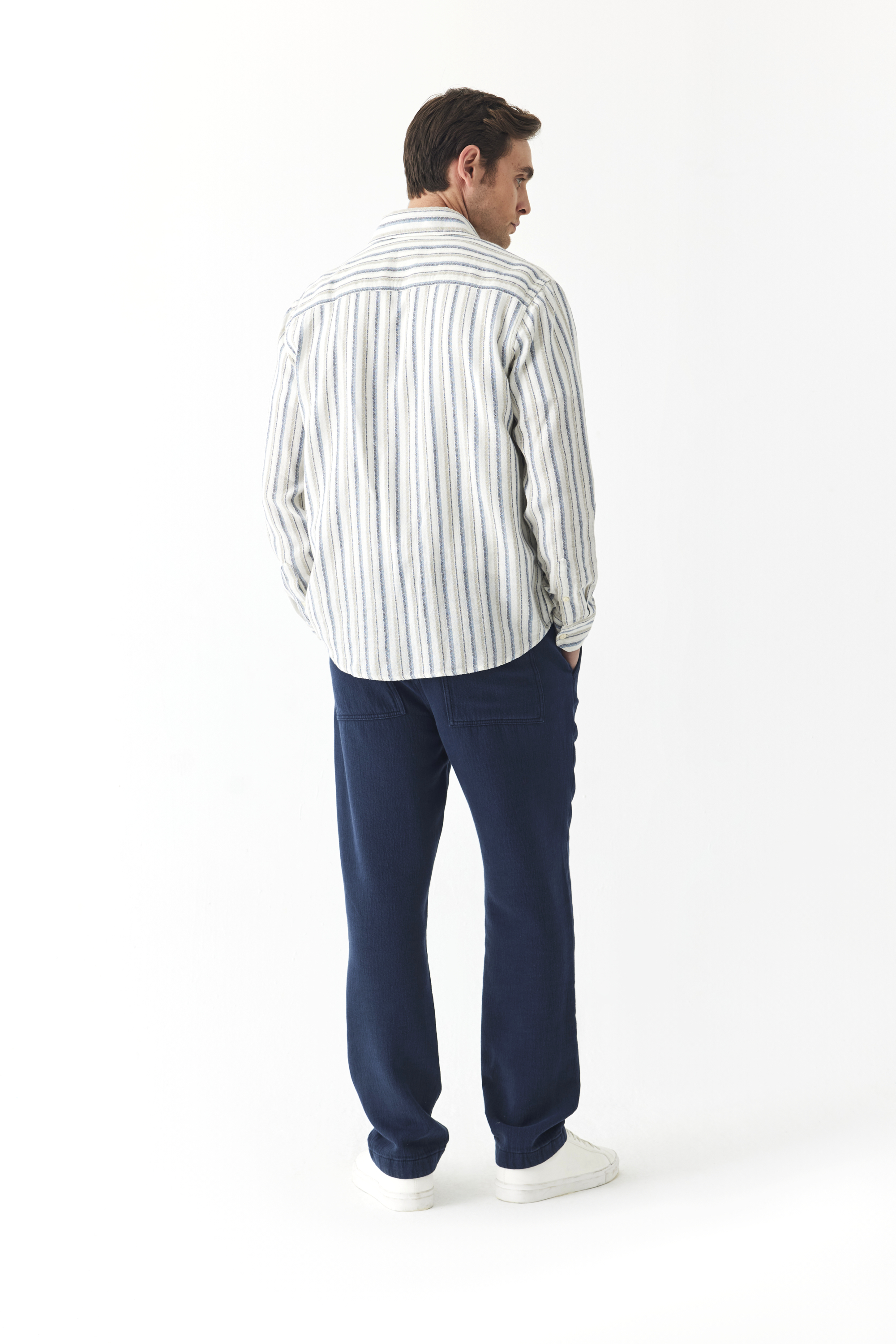 REGULAR FIT DOKULU ÇİZGİLİ GÖMLEK