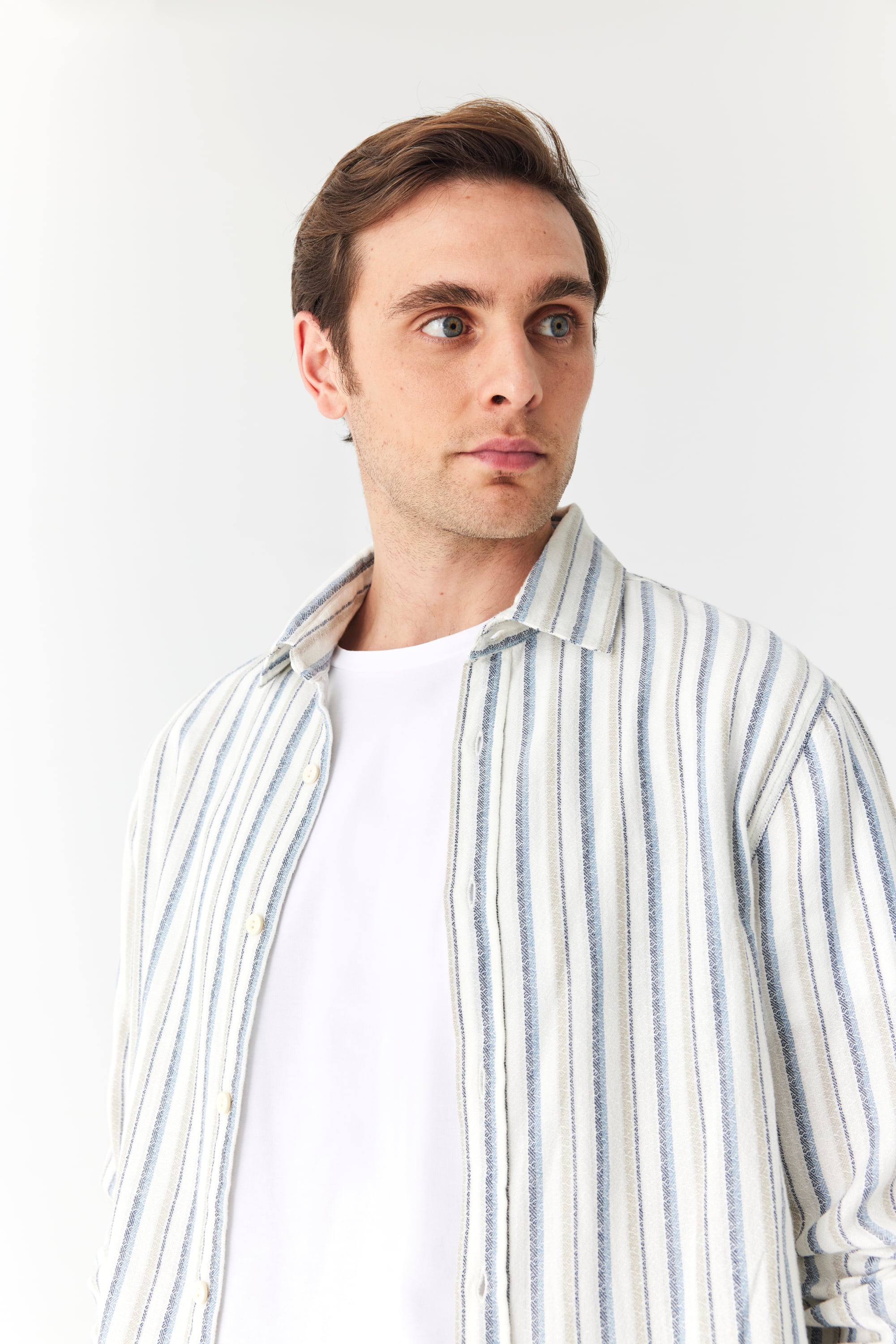 REGULAR FIT DOKULU ÇİZGİLİ GÖMLEK