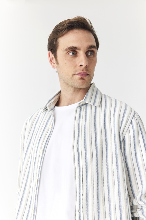  REGULAR FIT DOKULU ÇİZGİLİ GÖMLEK