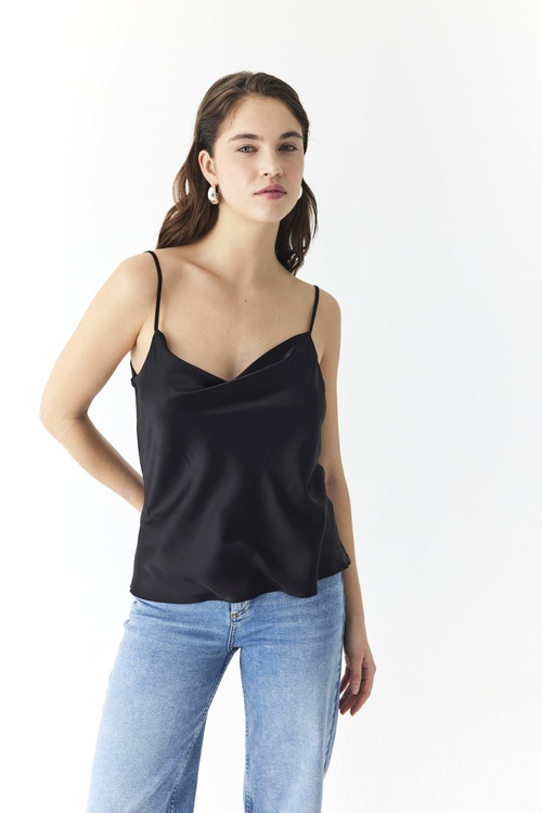  ASKILI AÇIK YAKA BLUZ