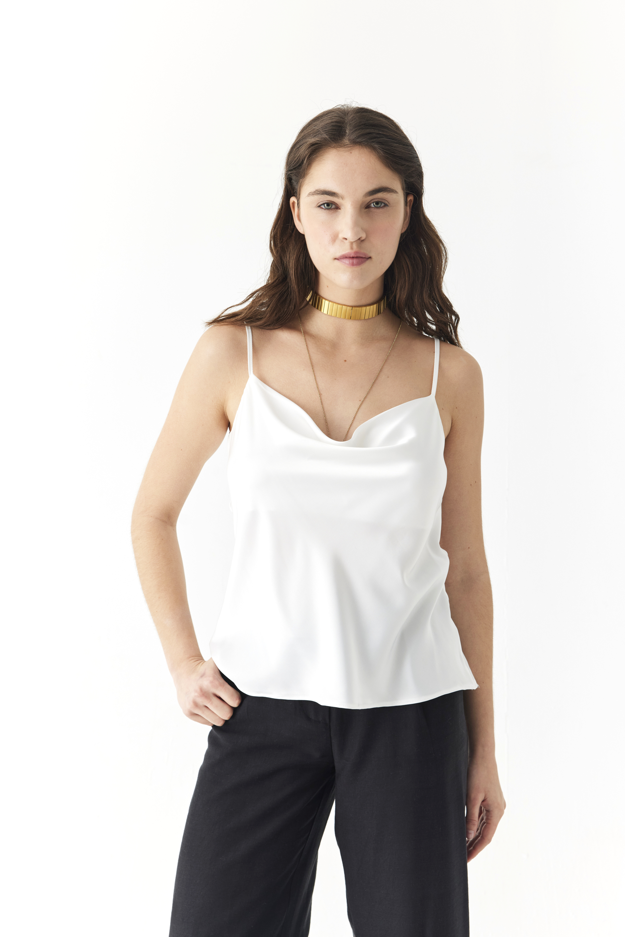 ASKILI AÇIK YAKA BLUZ