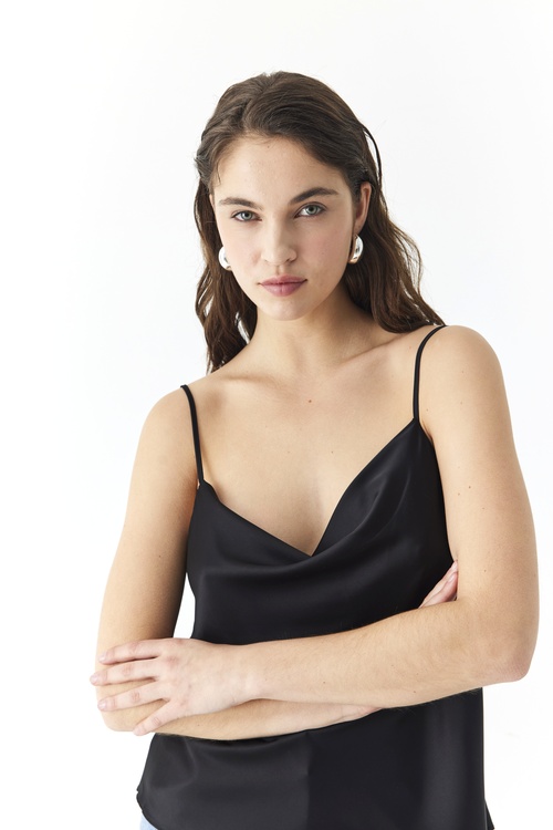  ASKILI AÇIK YAKA BLUZ