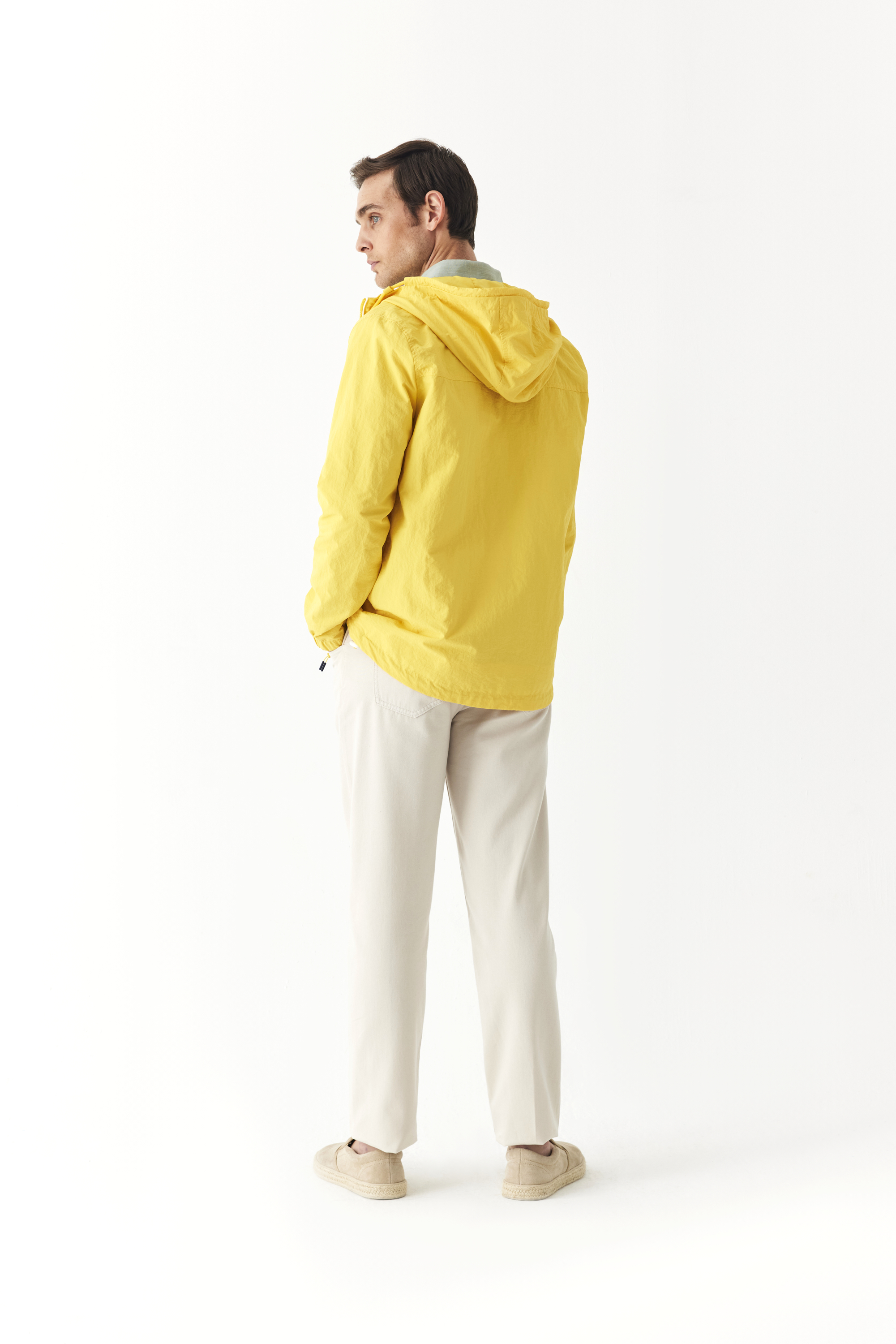 BASKI DETAYLI KAPÜŞONLU YAĞMURLUK