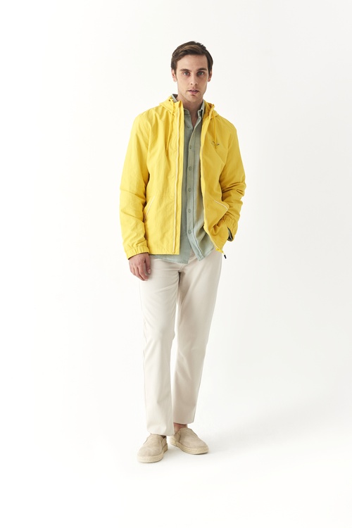  BASKI DETAYLI KAPÜŞONLU YAĞMURLUK