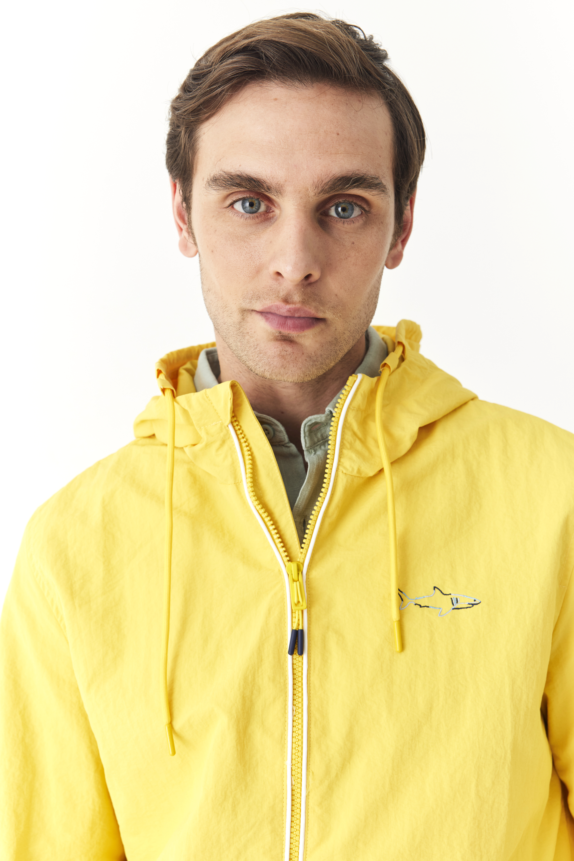 BASKI DETAYLI KAPÜŞONLU YAĞMURLUK