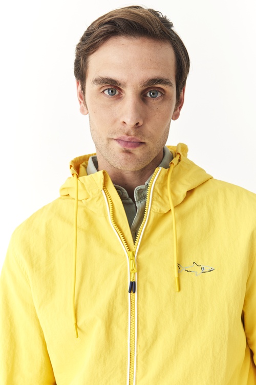  BASKI DETAYLI KAPÜŞONLU YAĞMURLUK