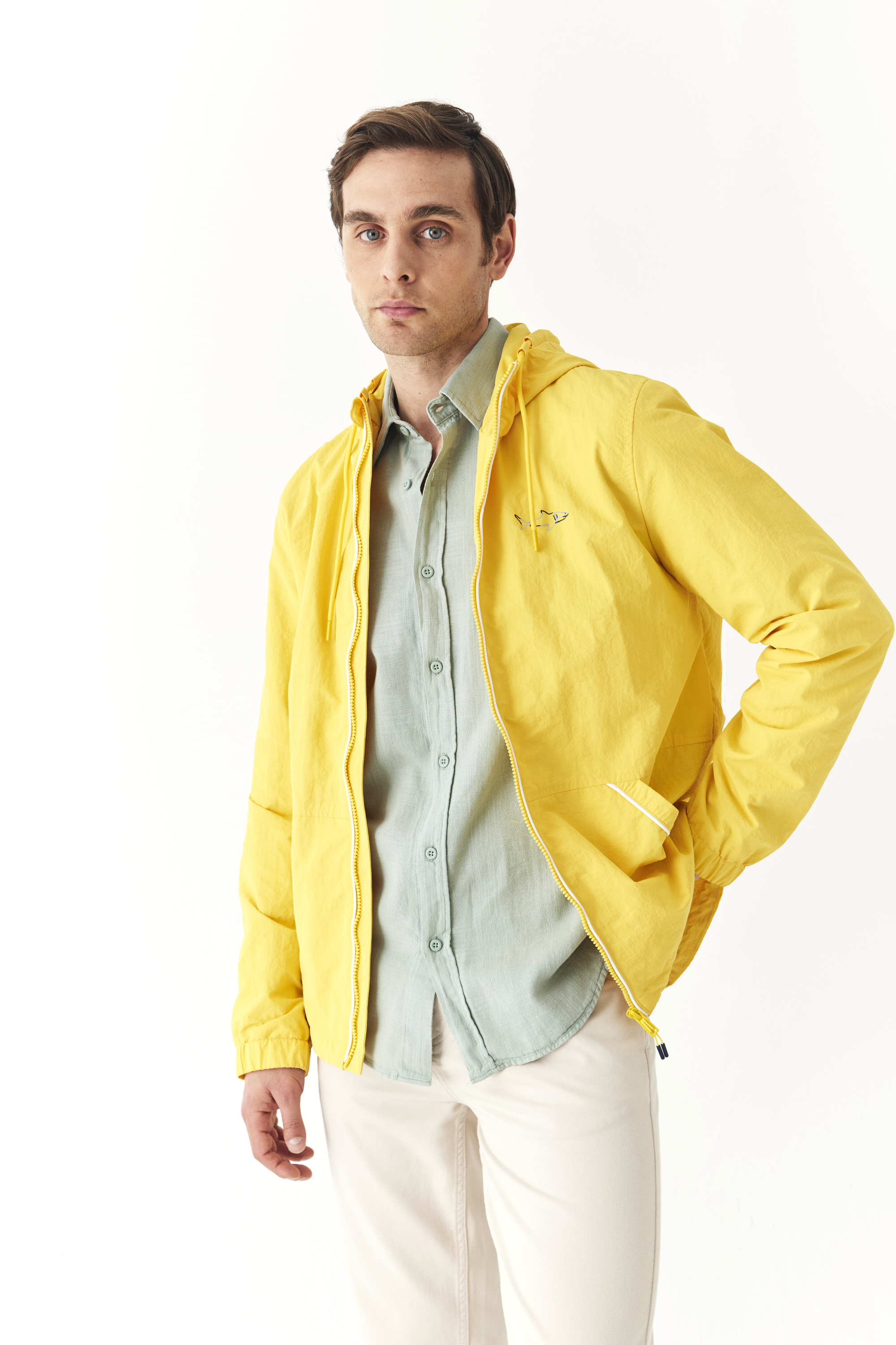 BASKI DETAYLI KAPÜŞONLU YAĞMURLUK