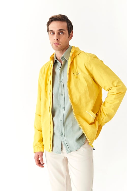  BASKI DETAYLI KAPÜŞONLU YAĞMURLUK