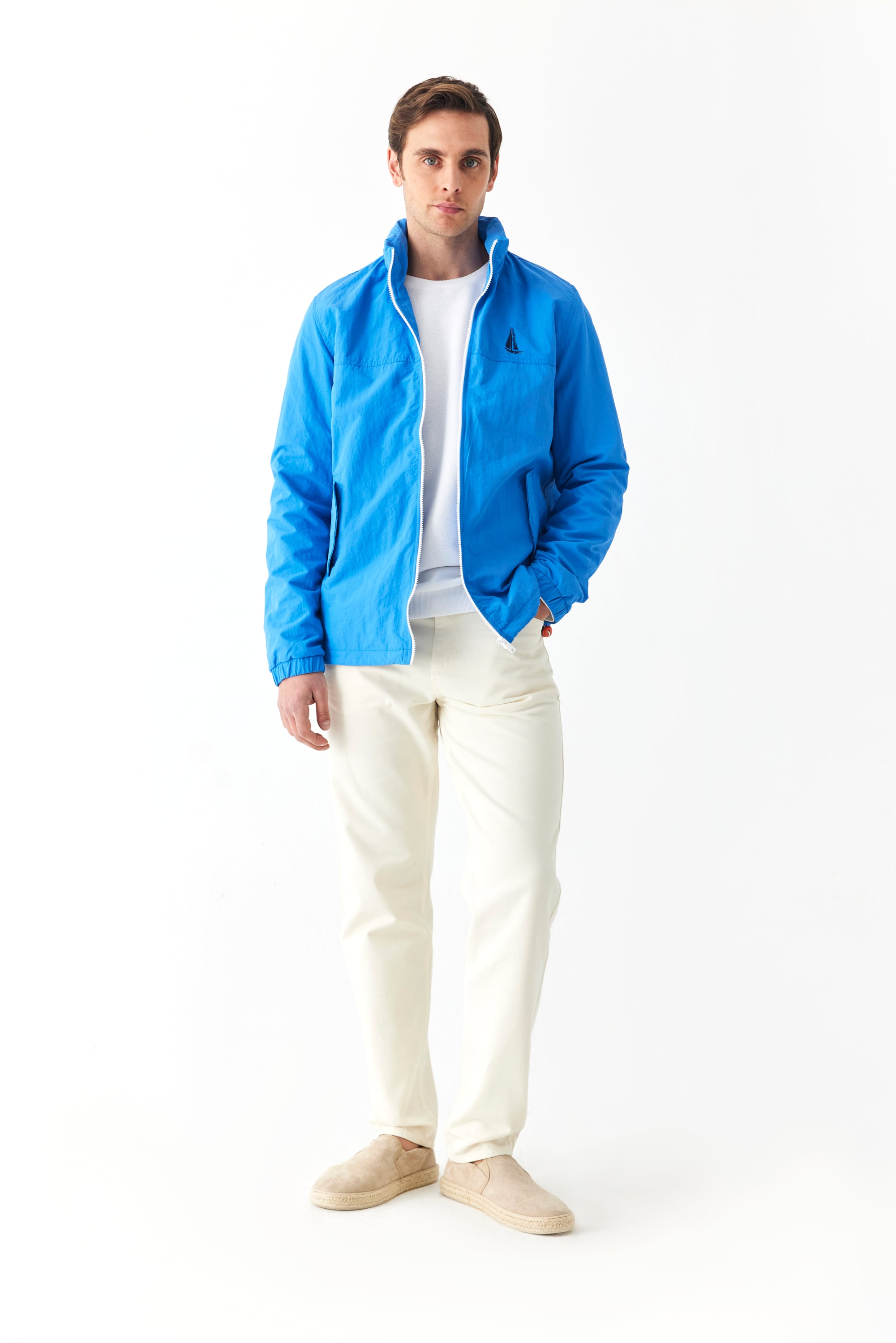 BASKI DETAYLI GİZLİ KAPÜŞONLU YAĞMURLUK