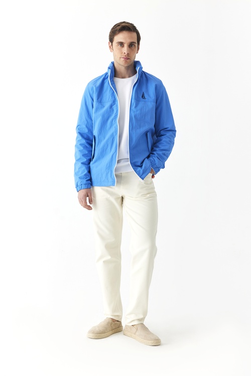  BASKI DETAYLI GİZLİ KAPÜŞONLU YAĞMURLUK