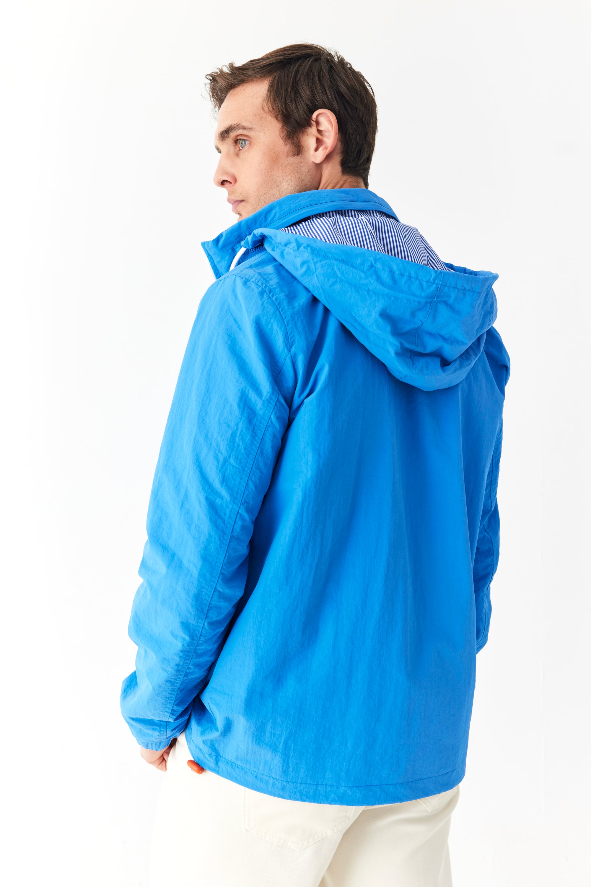 BASKI DETAYLI GİZLİ KAPÜŞONLU YAĞMURLUK