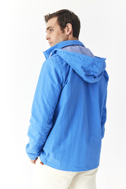  BASKI DETAYLI GİZLİ KAPÜŞONLU YAĞMURLUK