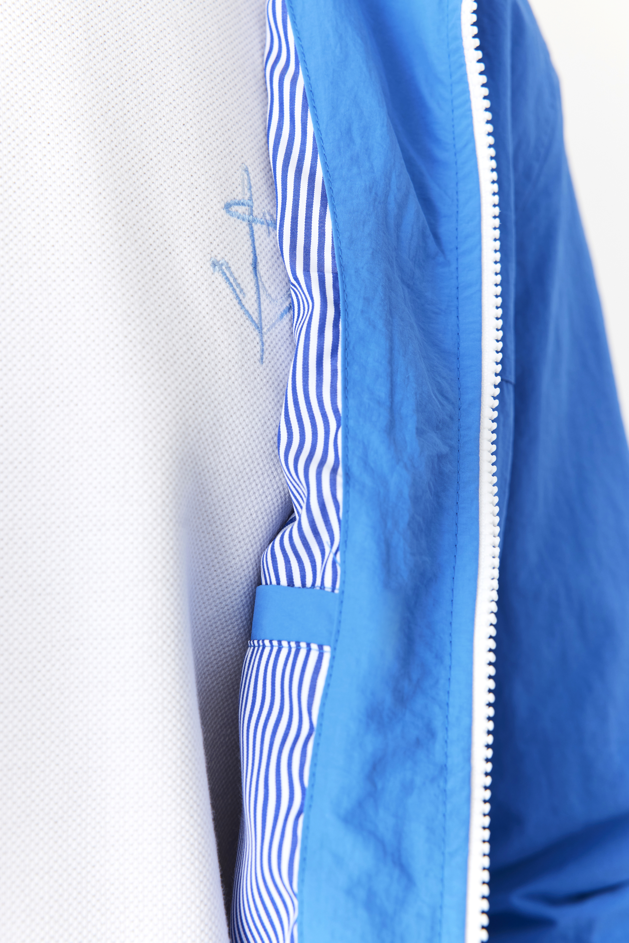 BASKI DETAYLI GİZLİ KAPÜŞONLU YAĞMURLUK