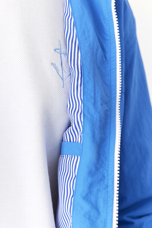  BASKI DETAYLI GİZLİ KAPÜŞONLU YAĞMURLUK