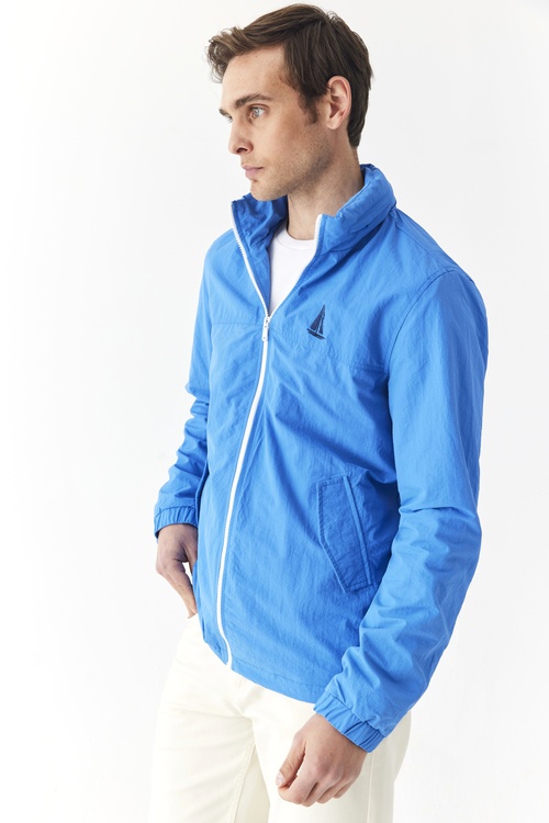  BASKI DETAYLI GİZLİ KAPÜŞONLU YAĞMURLUK