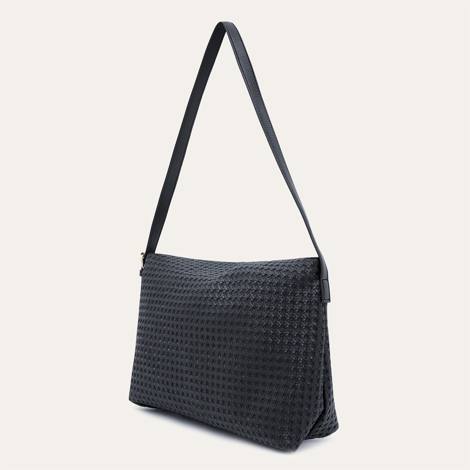 ÖRGÜ DOKULU OMUZ ÇANTASI