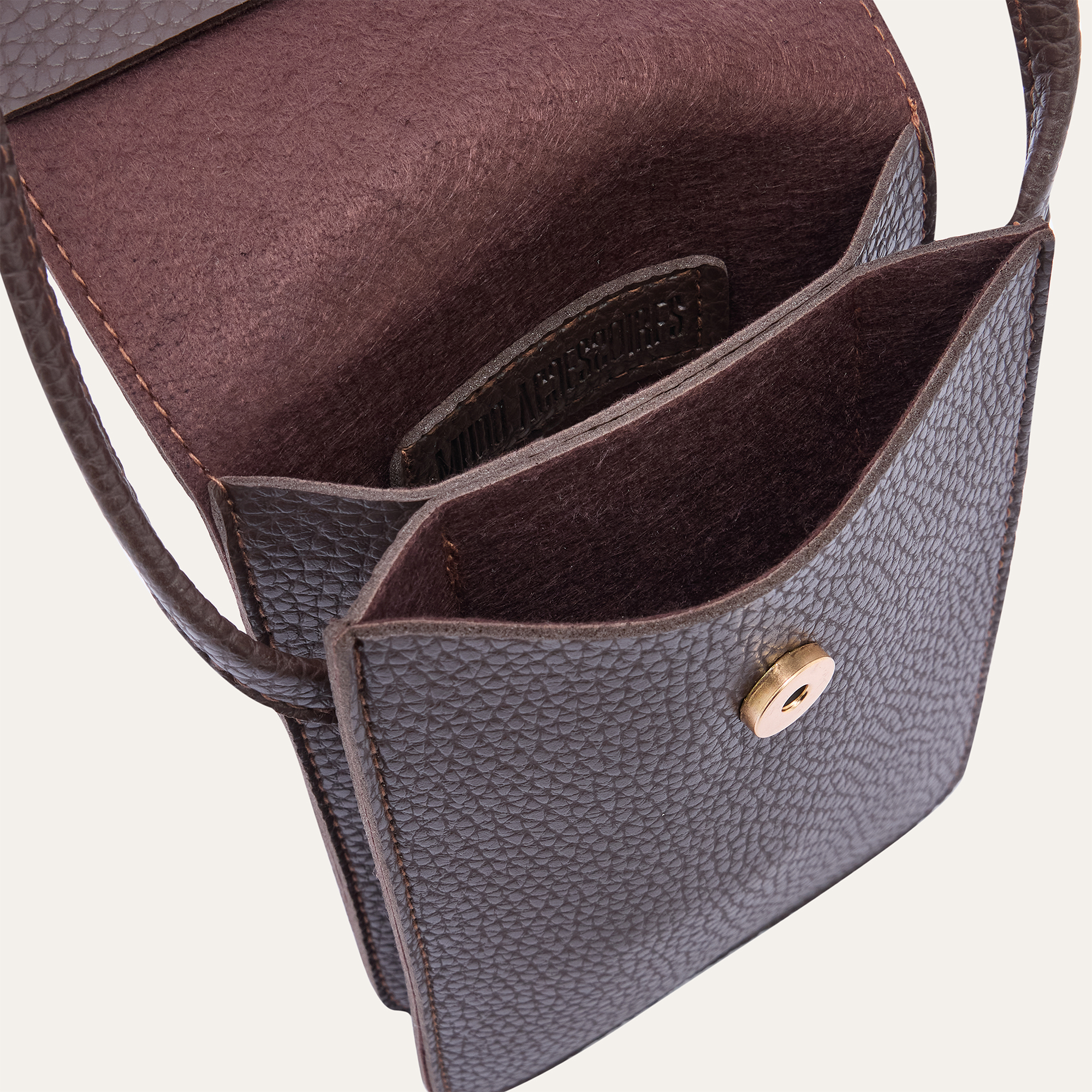 DERİ GÖRÜNÜMLÜ TOKALI TELEFON ÇANTASI