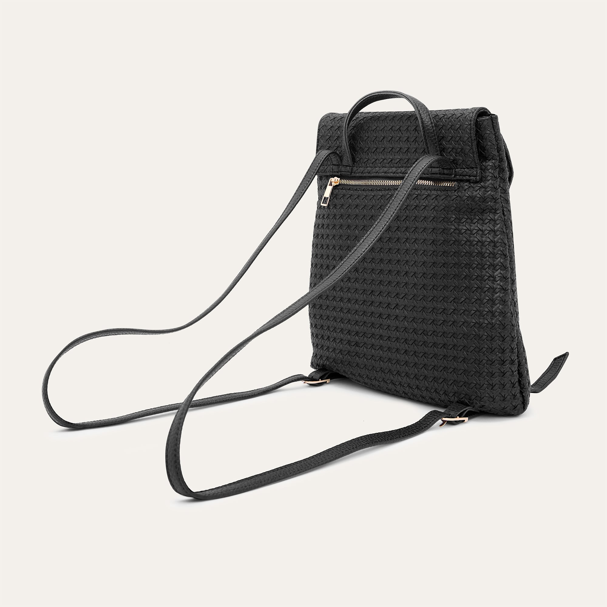 ÖRGÜ DOKULU SIRT ÇANTASI