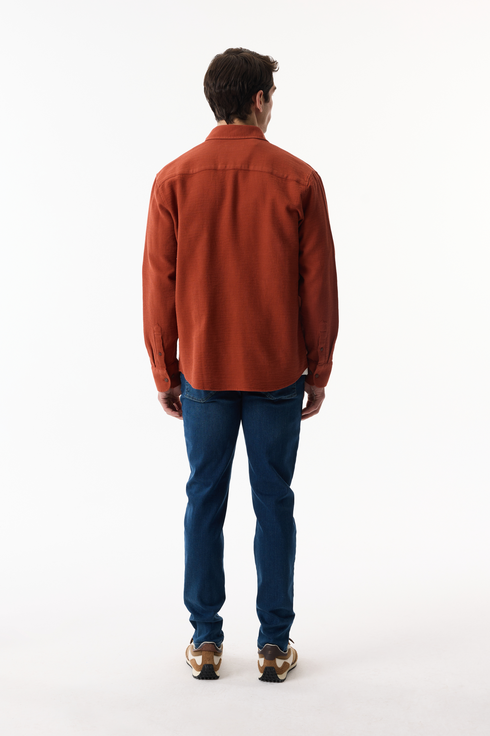 REGULAR FIT DOKULU UZUN KOLLU GÖMLEK