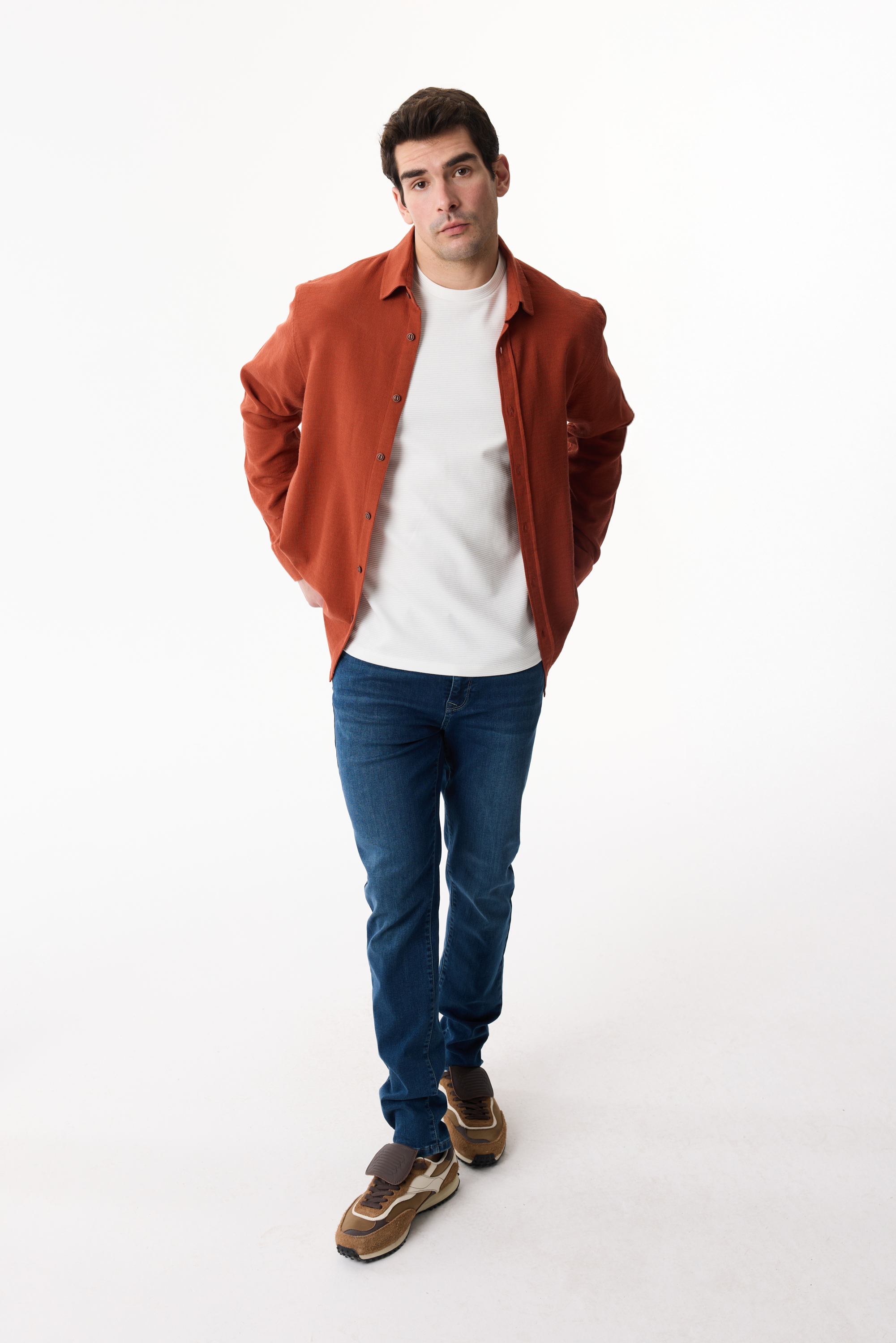 REGULAR FIT DOKULU UZUN KOLLU GÖMLEK