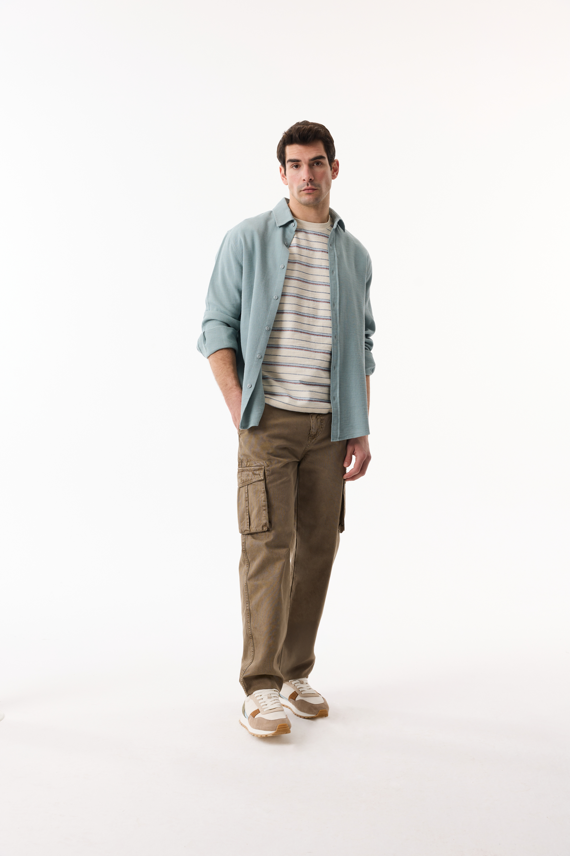 REGULAR FIT DOKULU UZUN KOLLU GÖMLEK