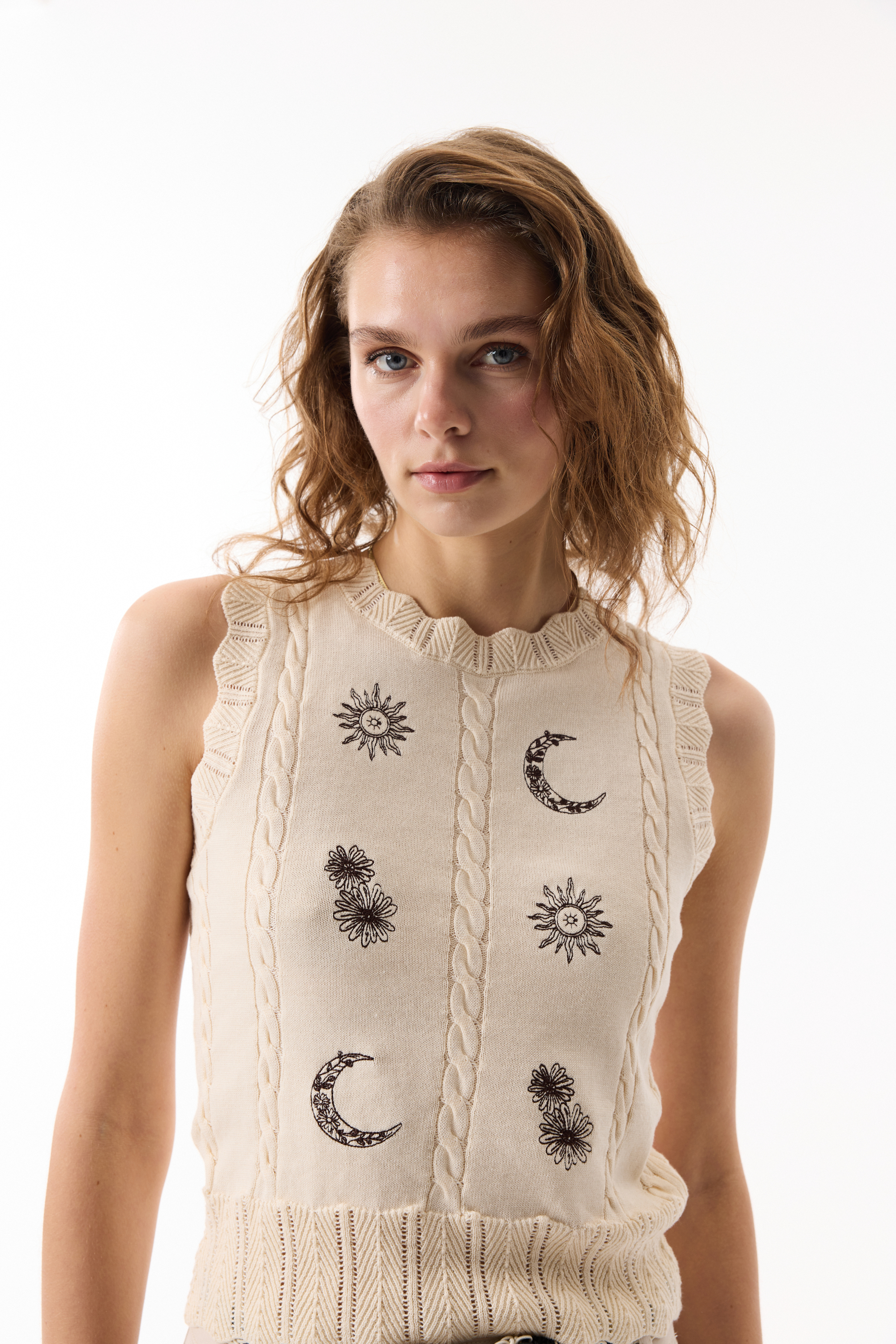 BİSİKLET YAKA NAKIŞLI SÜVETER