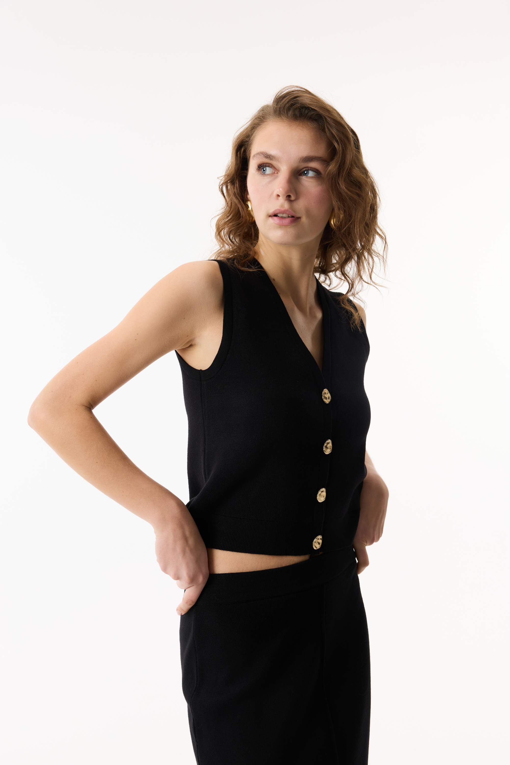 V YAKA DÜĞMELİ TRİKO YELEK