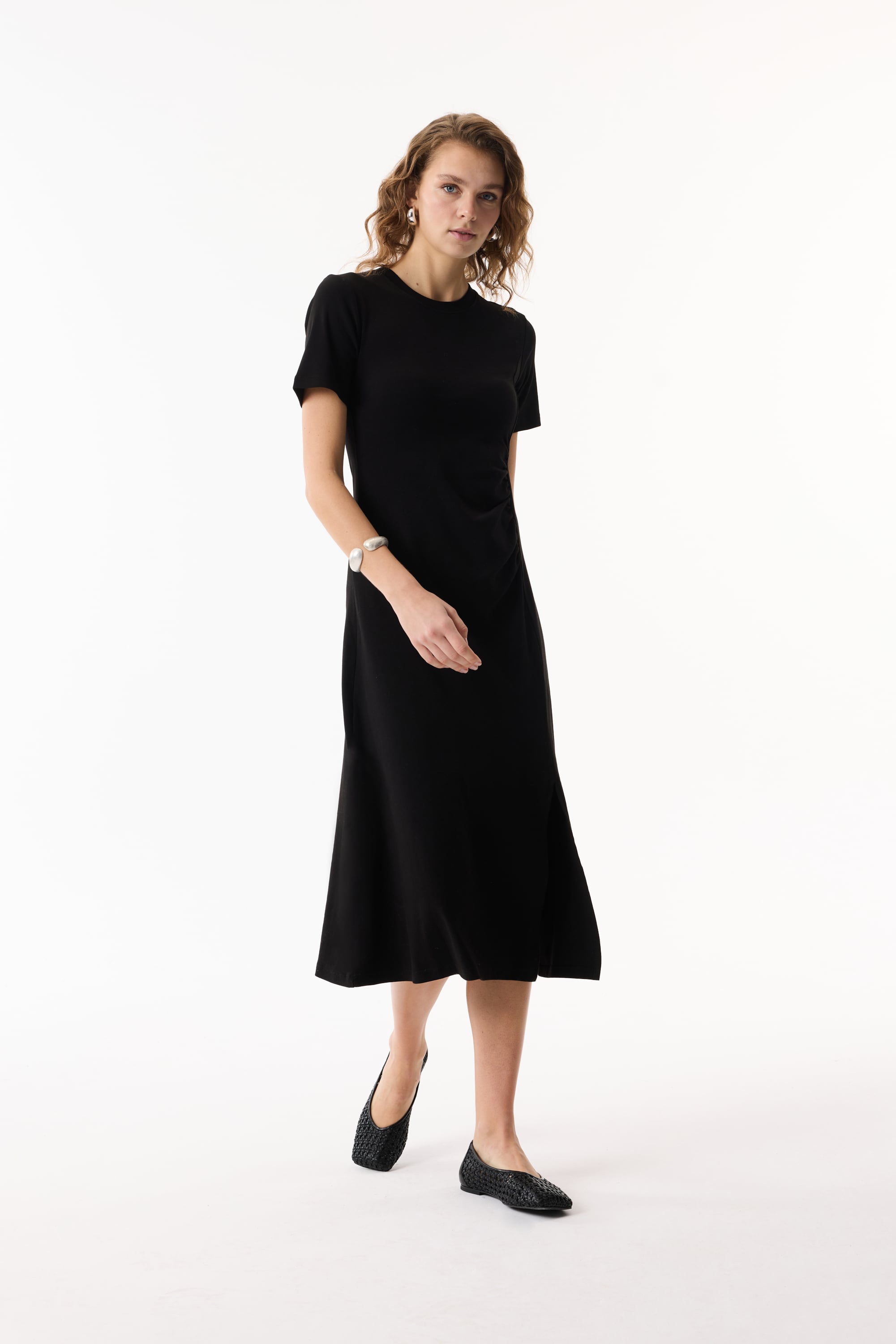 BÜZGÜLÜ YIRTMAÇLI UZUN ELBİSE